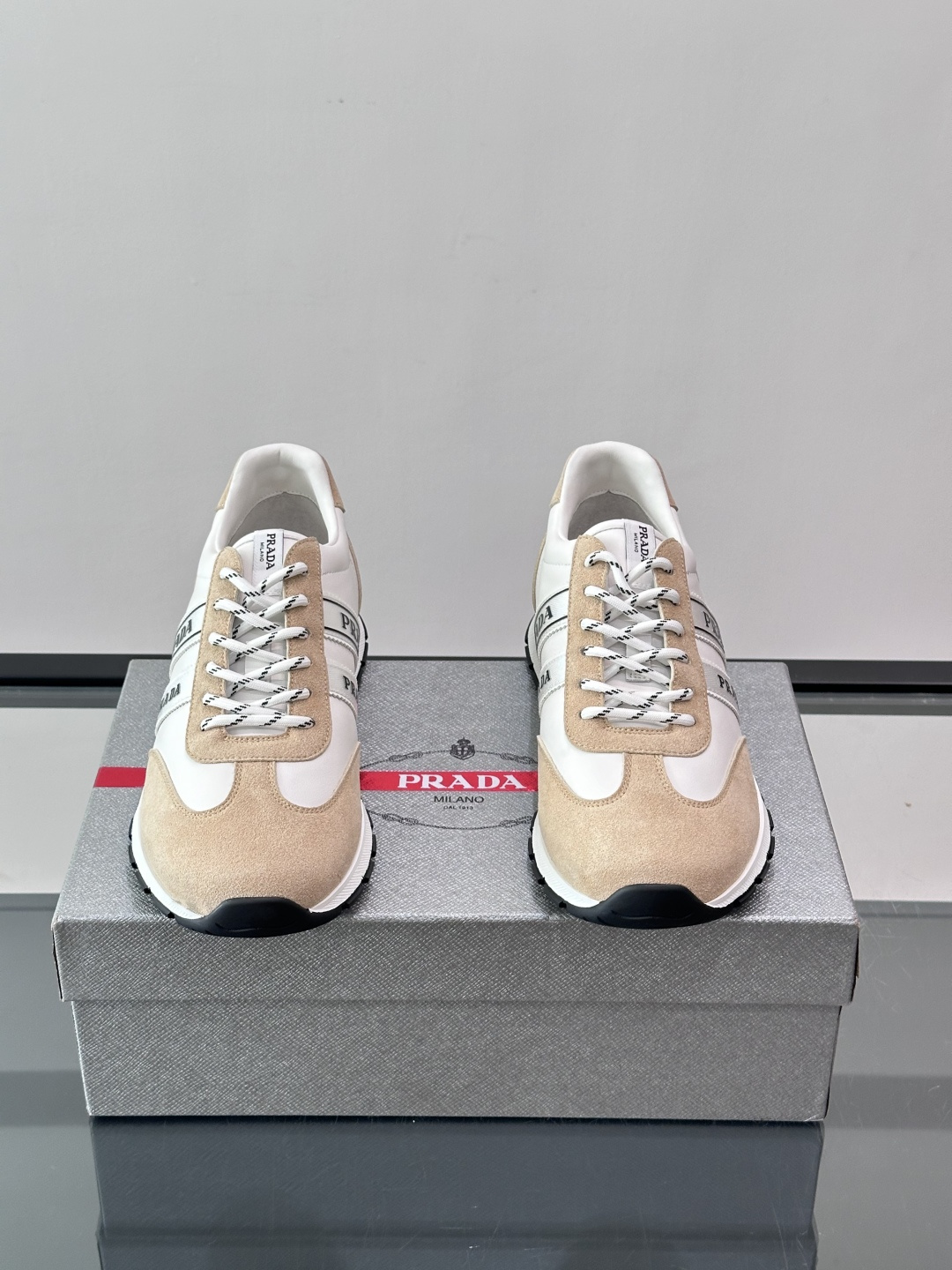👟Prada运动鞋采用皮革+麂皮拼接，简约又有辨识度。侧面黑色“PRADA”标志超吸睛，橡胶鞋底抓地力和