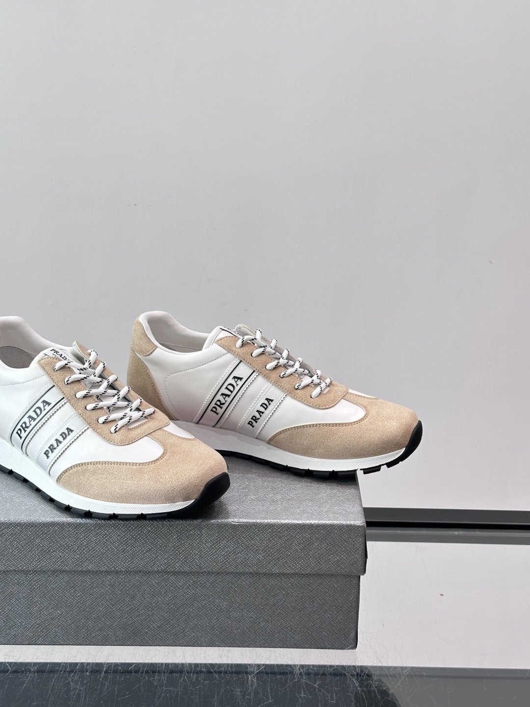 👟Prada运动鞋采用皮革+麂皮拼接，简约又有辨识度。侧面黑色“PRADA”标志超吸睛，橡胶鞋底抓地力和