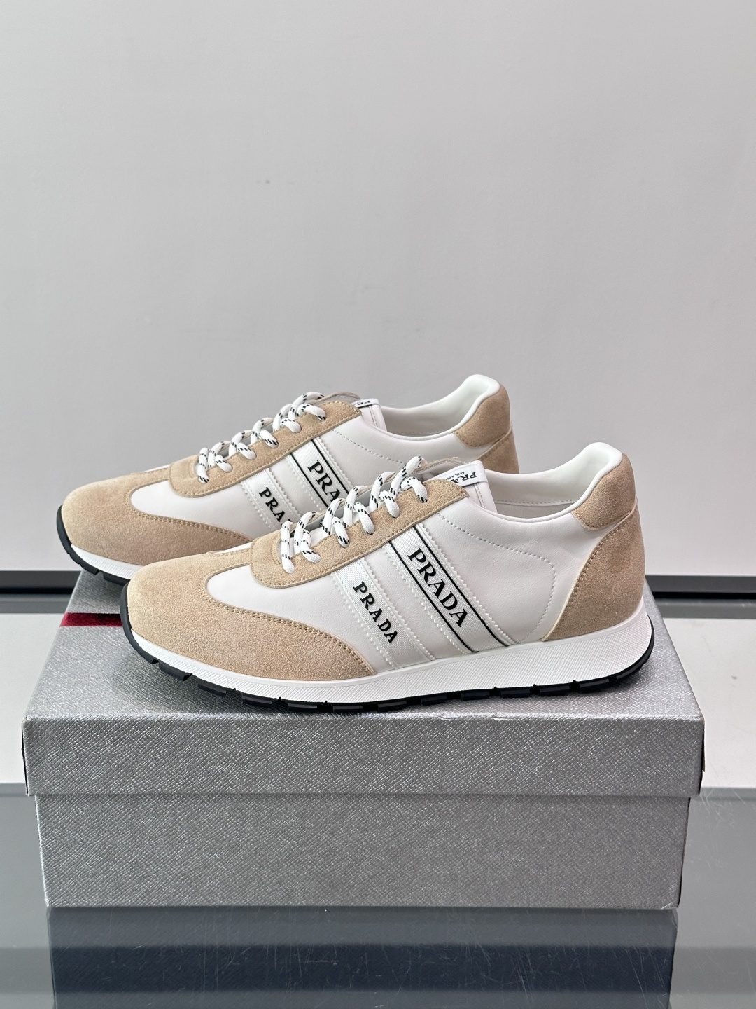 👟Prada运动鞋采用皮革+麂皮拼接，简约又有辨识度。侧面黑色“PRADA”标志超吸睛，橡胶鞋底抓地力和