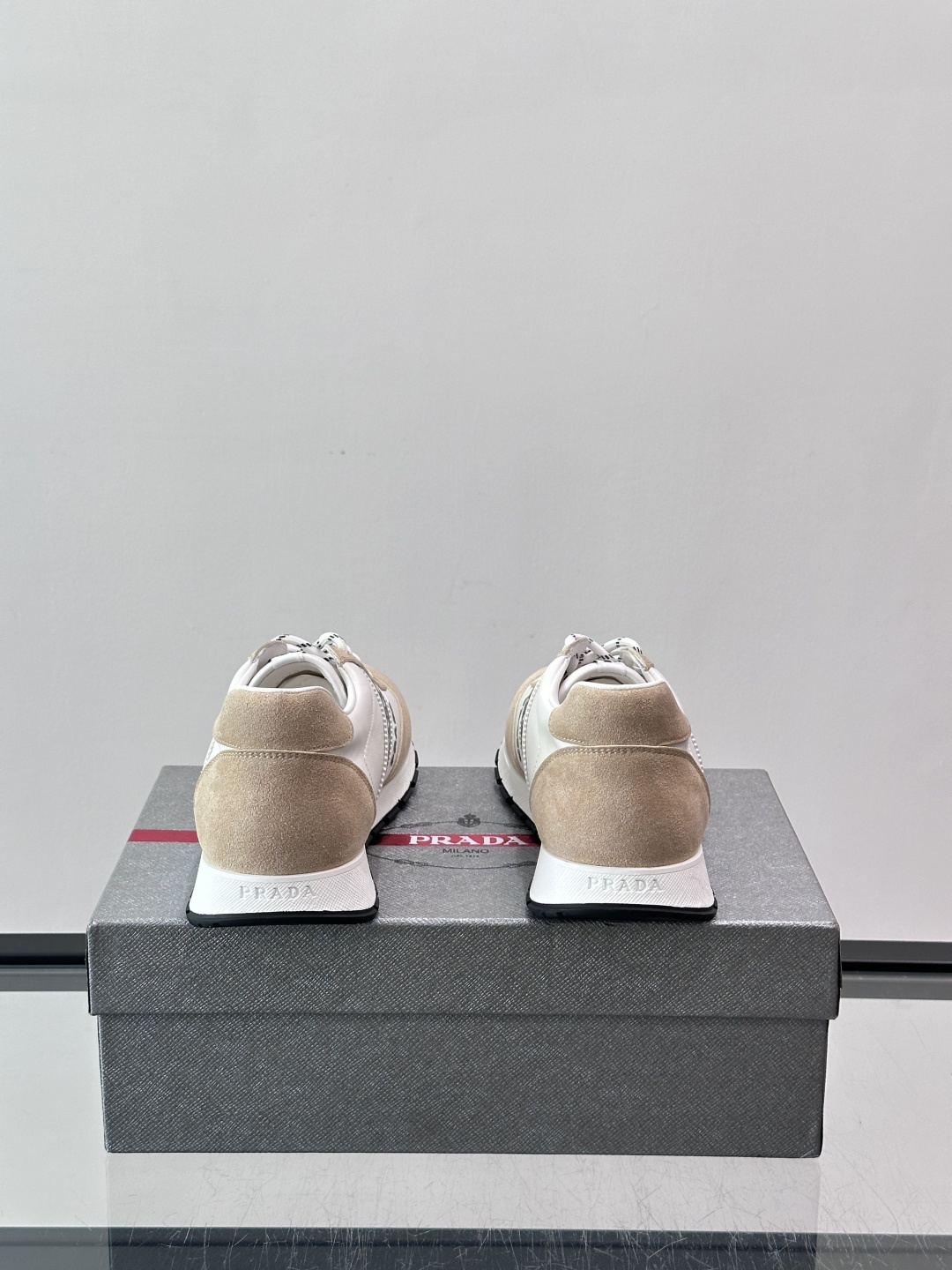 👟Prada运动鞋采用皮革+麂皮拼接，简约又有辨识度。侧面黑色“PRADA”标志超吸睛，橡胶鞋底抓地力和
