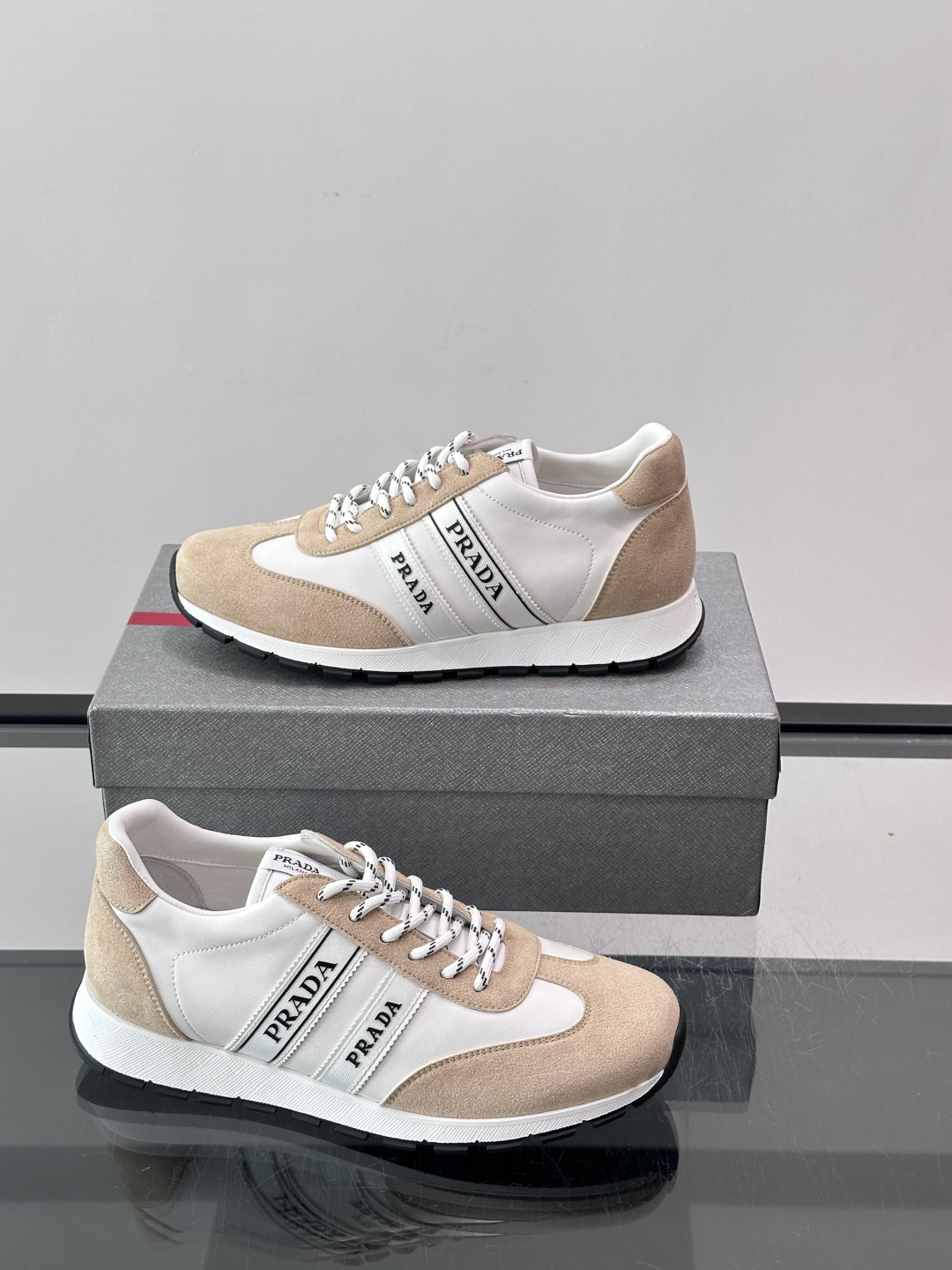 👟Prada运动鞋采用皮革+麂皮拼接，简约又有辨识度。侧面黑色“PRADA”标志超吸睛，橡胶鞋底抓地力和