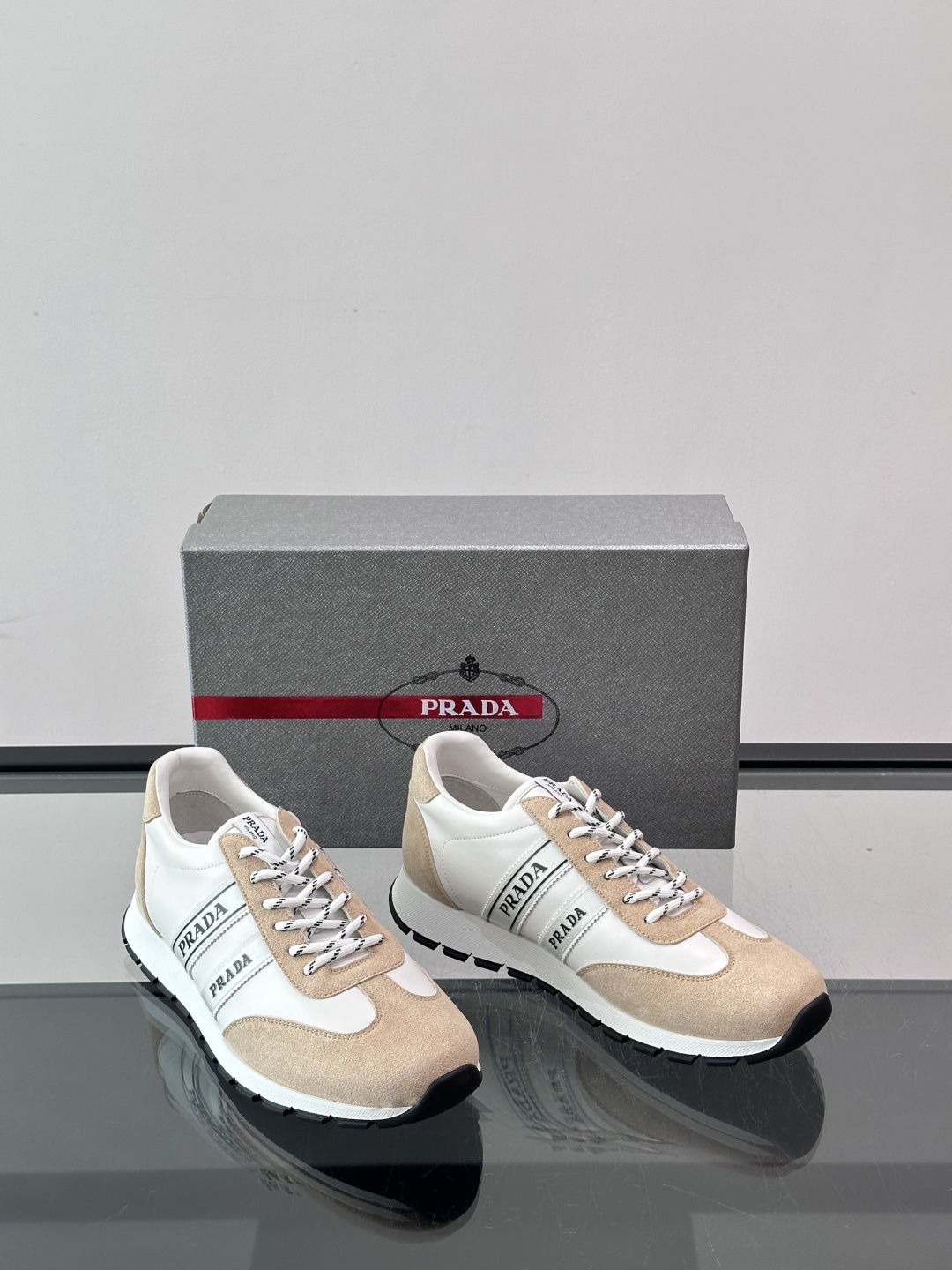 👟Prada运动鞋采用皮革+麂皮拼接，简约又有辨识度。侧面黑色“PRADA”标志超吸睛，橡胶鞋底抓地力和