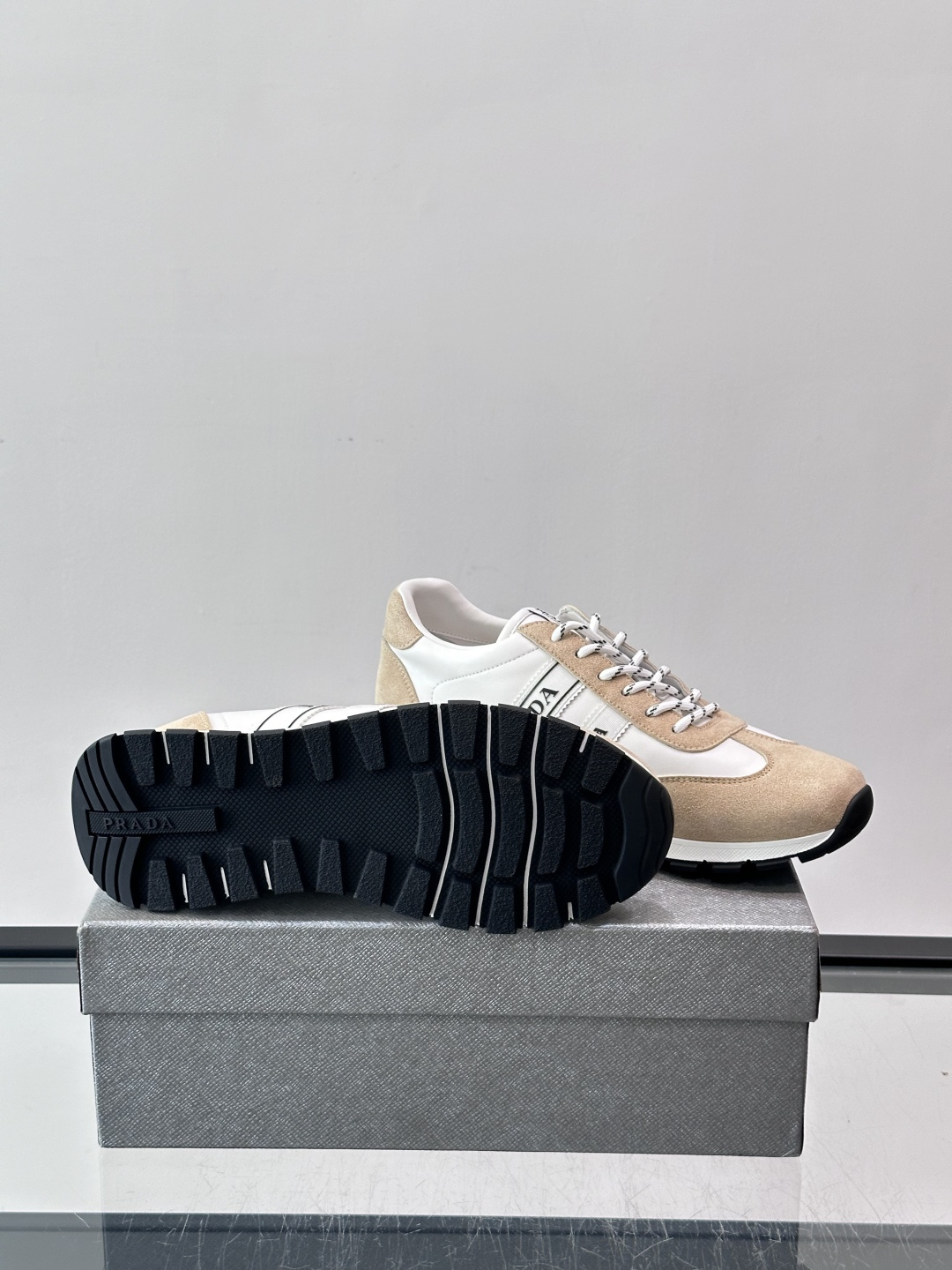 👟Prada运动鞋采用皮革+麂皮拼接，简约又有辨识度。侧面黑色“PRADA”标志超吸睛，橡胶鞋底抓地力和