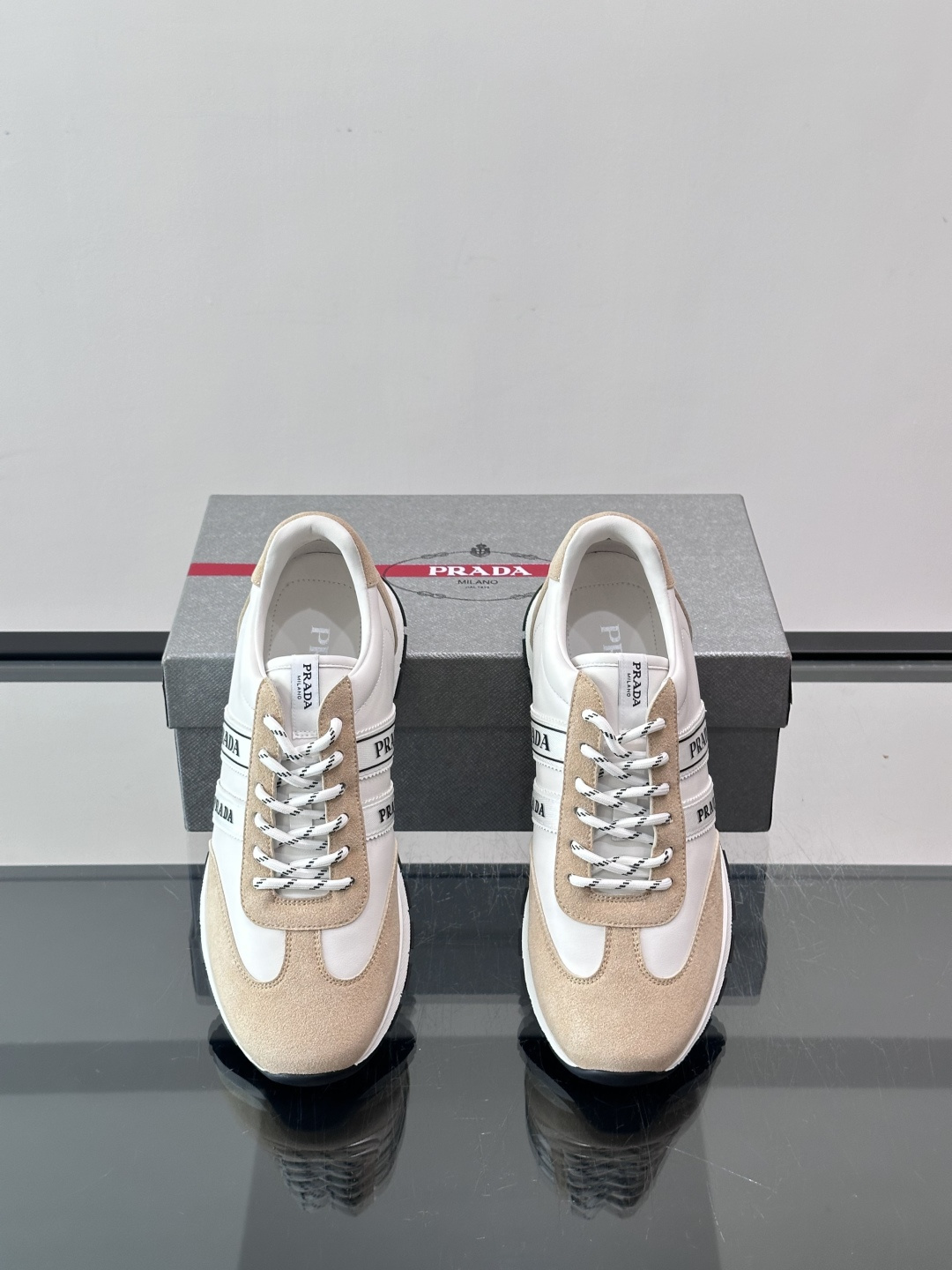 👟Prada运动鞋采用皮革+麂皮拼接，简约又有辨识度。侧面黑色“PRADA”标志超吸睛，橡胶鞋底抓地力和
