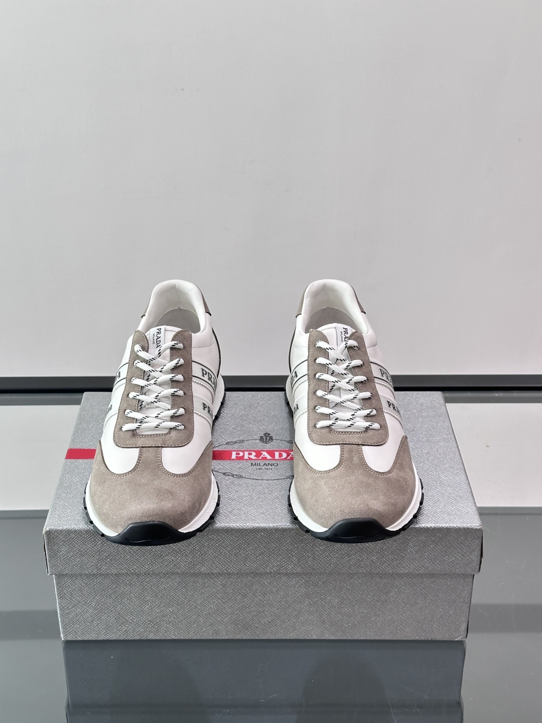 👟Prada运动鞋采用皮革+麂皮拼接，简约又有辨识度。侧面黑色“PRADA”标志超吸睛，橡胶鞋底抓地力和
