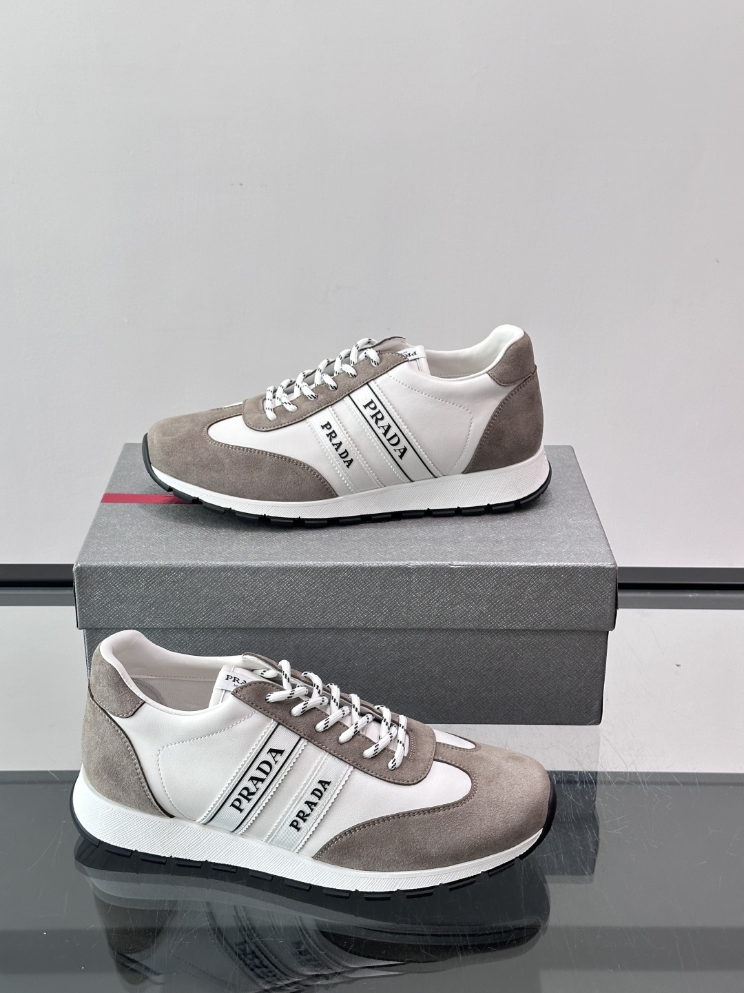 👟Prada运动鞋采用皮革+麂皮拼接，简约又有辨识度。侧面黑色“PRADA”标志超吸睛，橡胶鞋底抓地力和