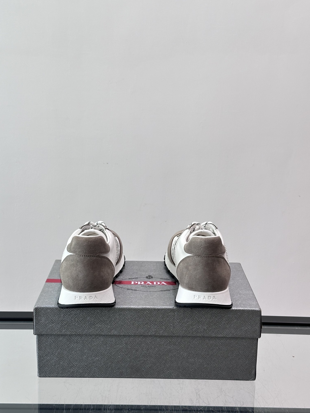 👟Prada运动鞋采用皮革+麂皮拼接，简约又有辨识度。侧面黑色“PRADA”标志超吸睛，橡胶鞋底抓地力和