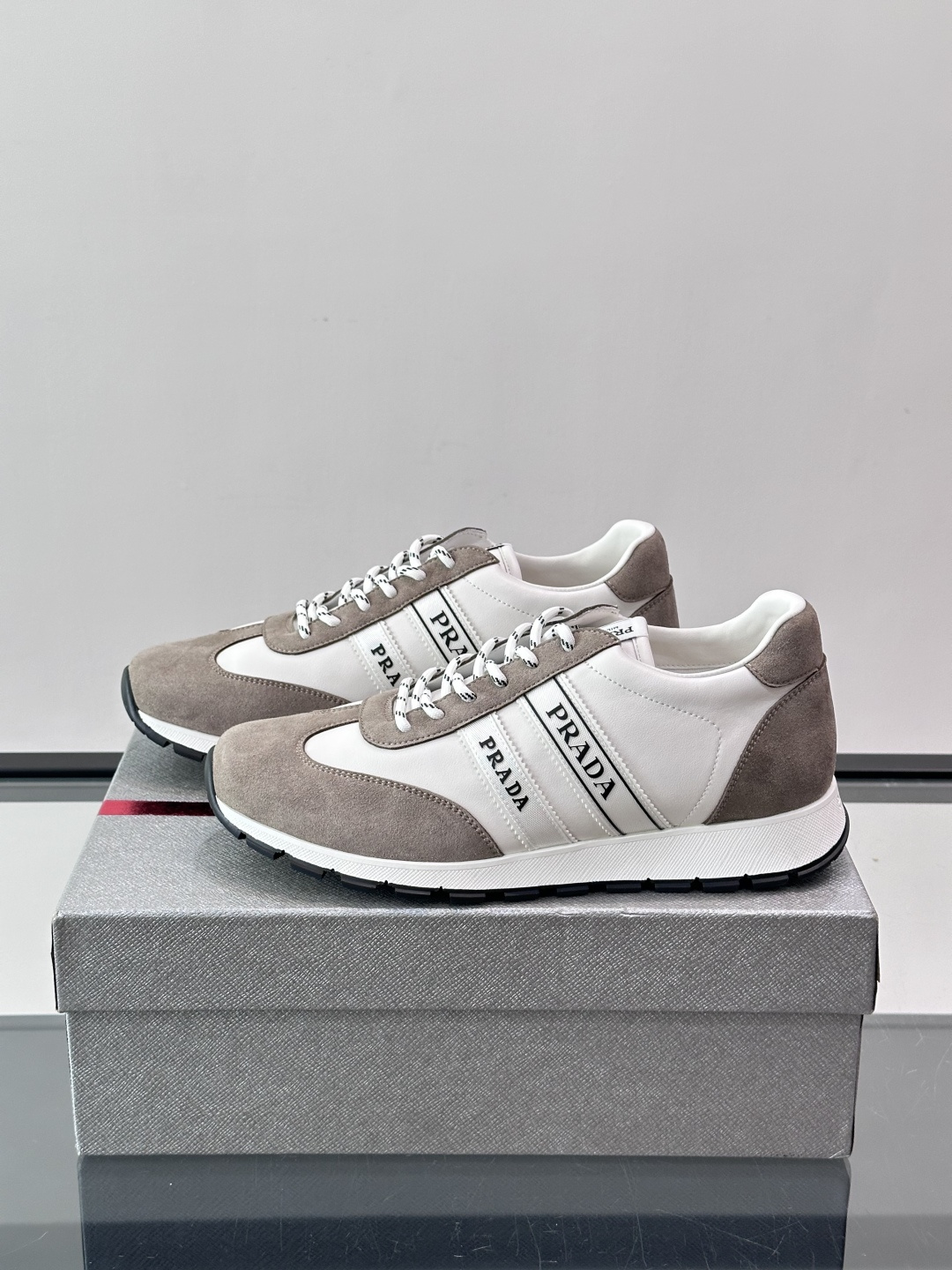 👟Prada运动鞋采用皮革+麂皮拼接，简约又有辨识度。侧面黑色“PRADA”标志超吸睛，橡胶鞋底抓地力和