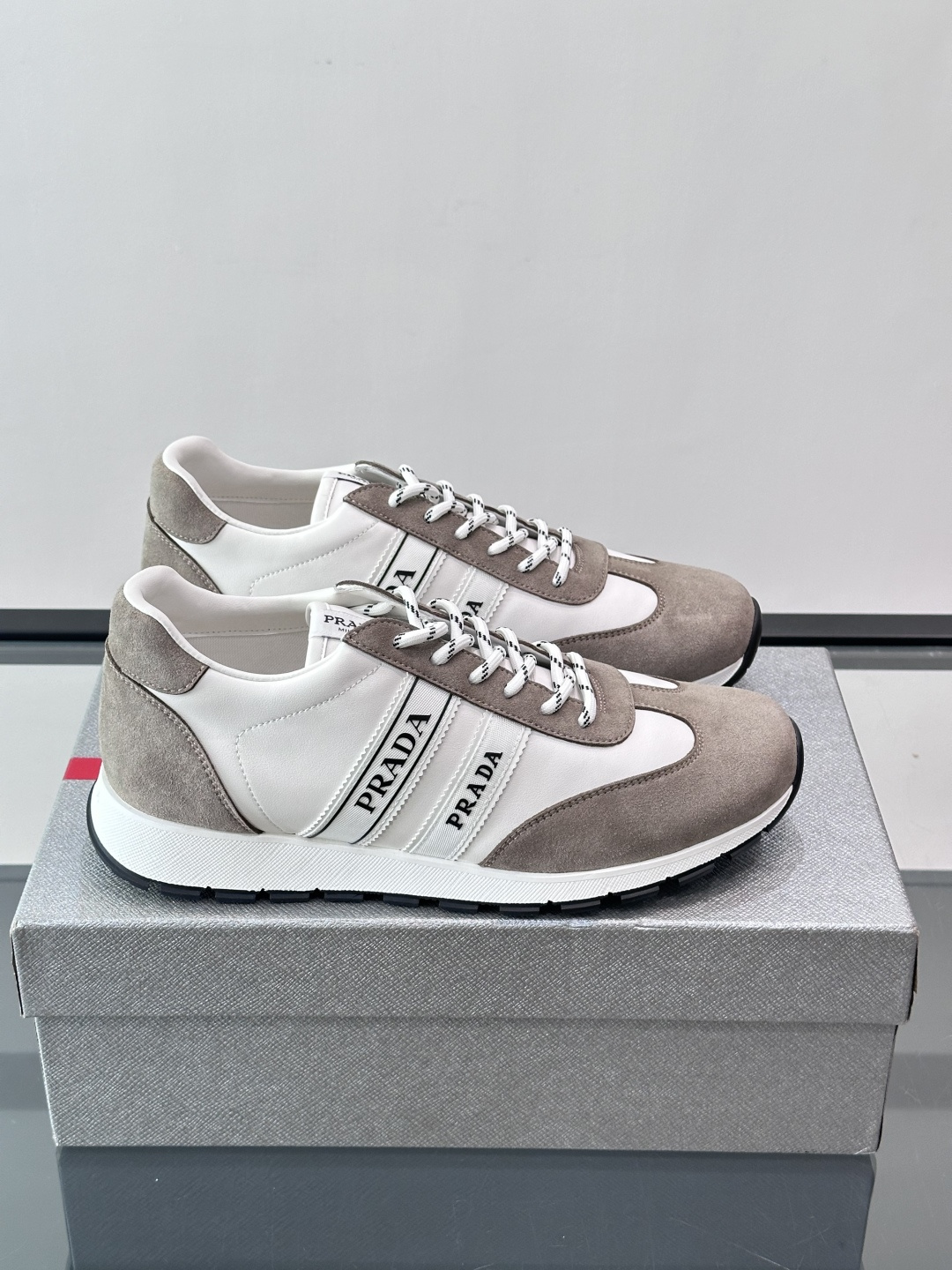 👟Prada运动鞋采用皮革+麂皮拼接，简约又有辨识度。侧面黑色“PRADA”标志超吸睛，橡胶鞋底抓地力和
