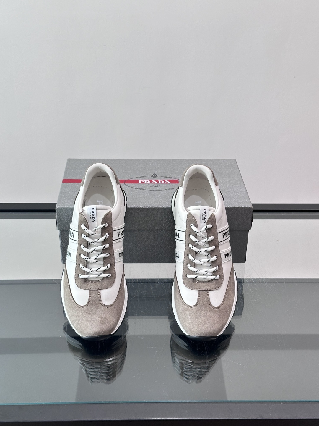 👟Prada运动鞋采用皮革+麂皮拼接，简约又有辨识度。侧面黑色“PRADA”标志超吸睛，橡胶鞋底抓地力和