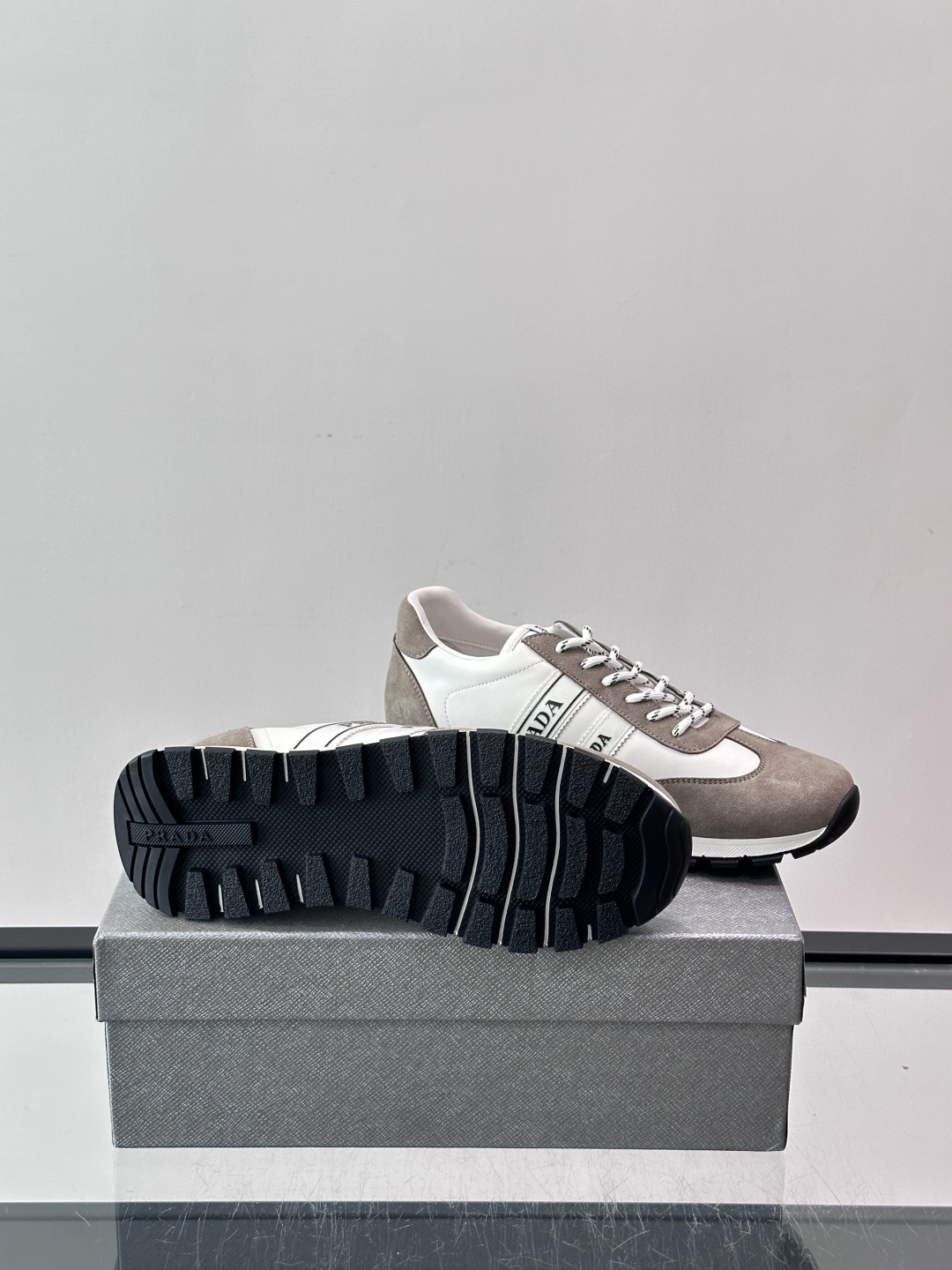 👟Prada运动鞋采用皮革+麂皮拼接，简约又有辨识度。侧面黑色“PRADA”标志超吸睛，橡胶鞋底抓地力和