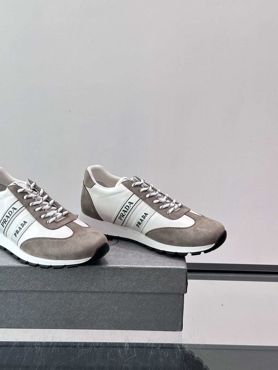 👟Prada运动鞋采用皮革+麂皮拼接，简约又有辨识度。侧面黑色“PRADA”标志超吸睛，橡胶鞋底抓地力和