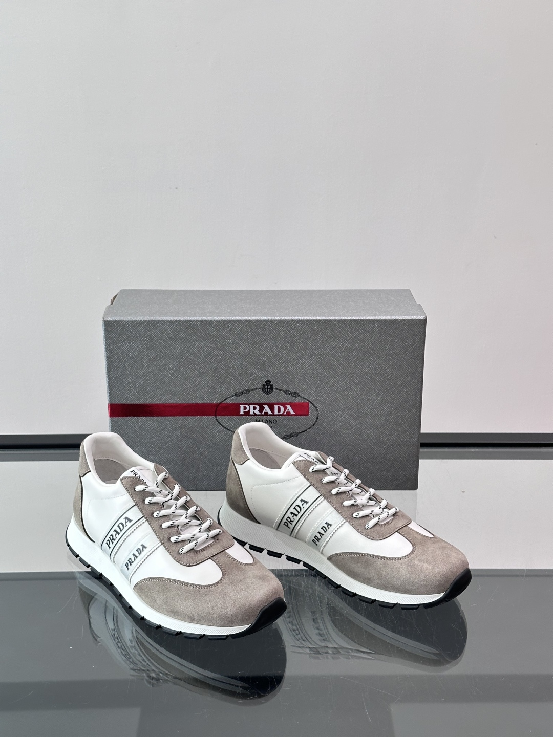 👟Prada运动鞋采用皮革+麂皮拼接，简约又有辨识度。侧面黑色“PRADA”标志超吸睛，橡胶鞋底抓地力和