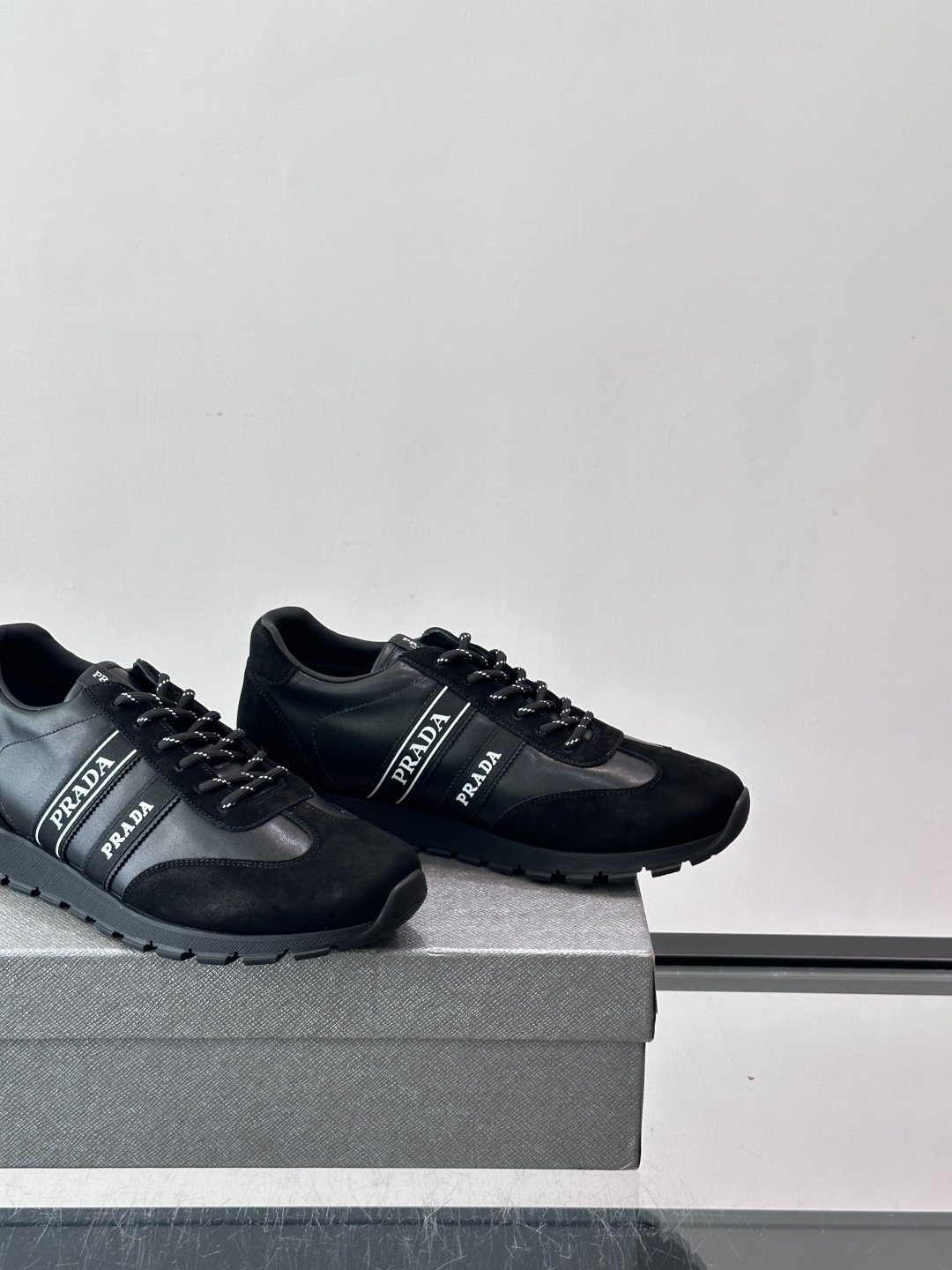 👟Prada运动鞋采用皮革+麂皮拼接，简约又有辨识度。侧面黑色“PRADA”标志超吸睛，橡胶鞋底抓地力和