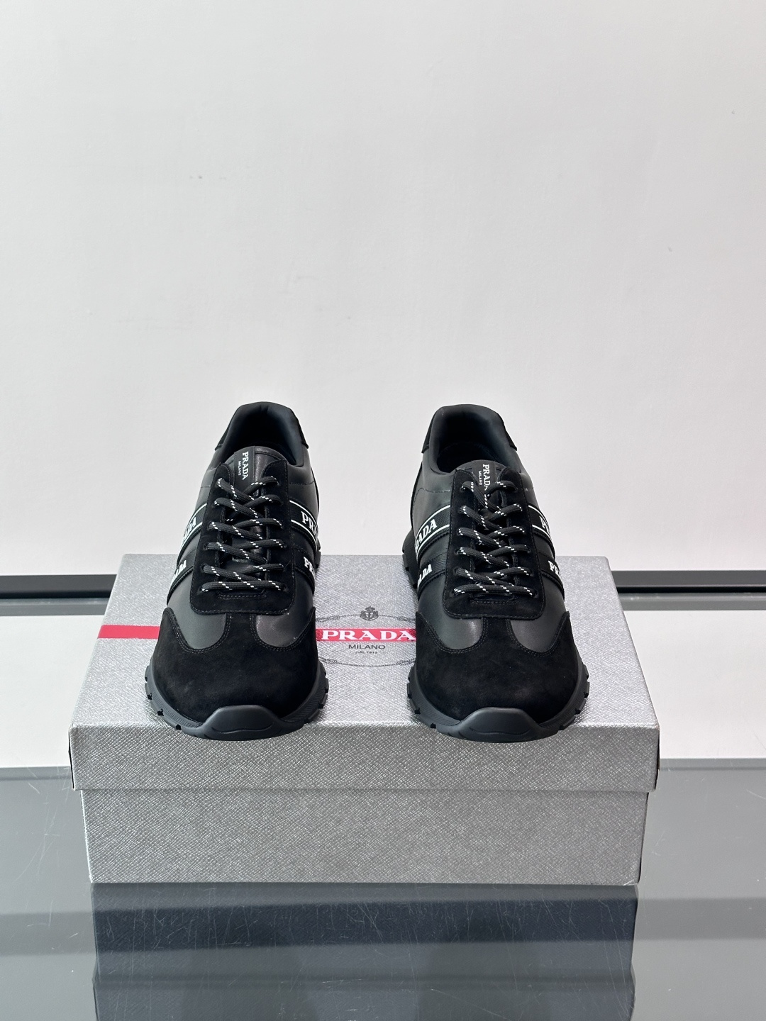 👟Prada运动鞋采用皮革+麂皮拼接，简约又有辨识度。侧面黑色“PRADA”标志超吸睛，橡胶鞋底抓地力和