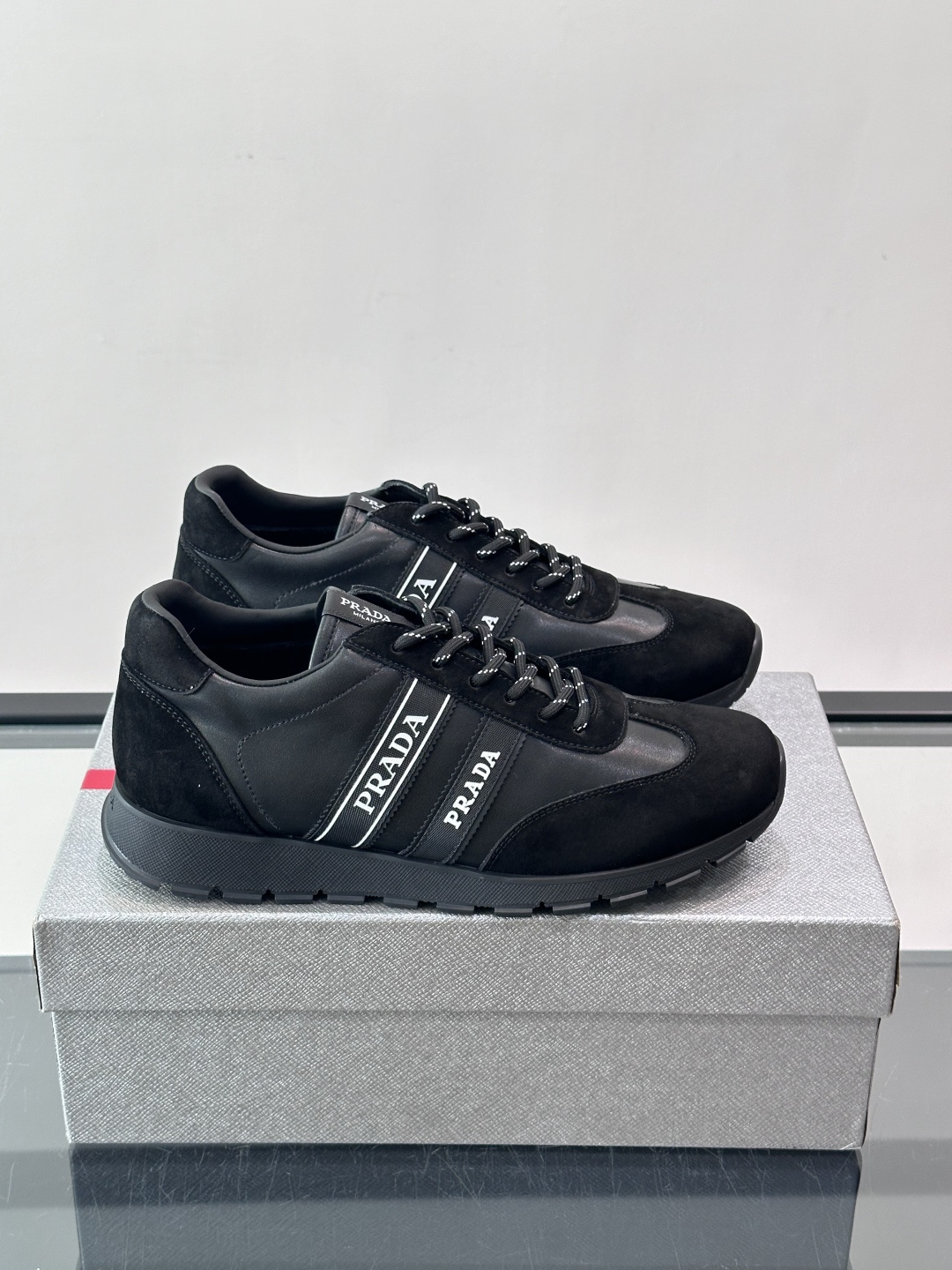 👟Prada运动鞋采用皮革+麂皮拼接，简约又有辨识度。侧面黑色“PRADA”标志超吸睛，橡胶鞋底抓地力和