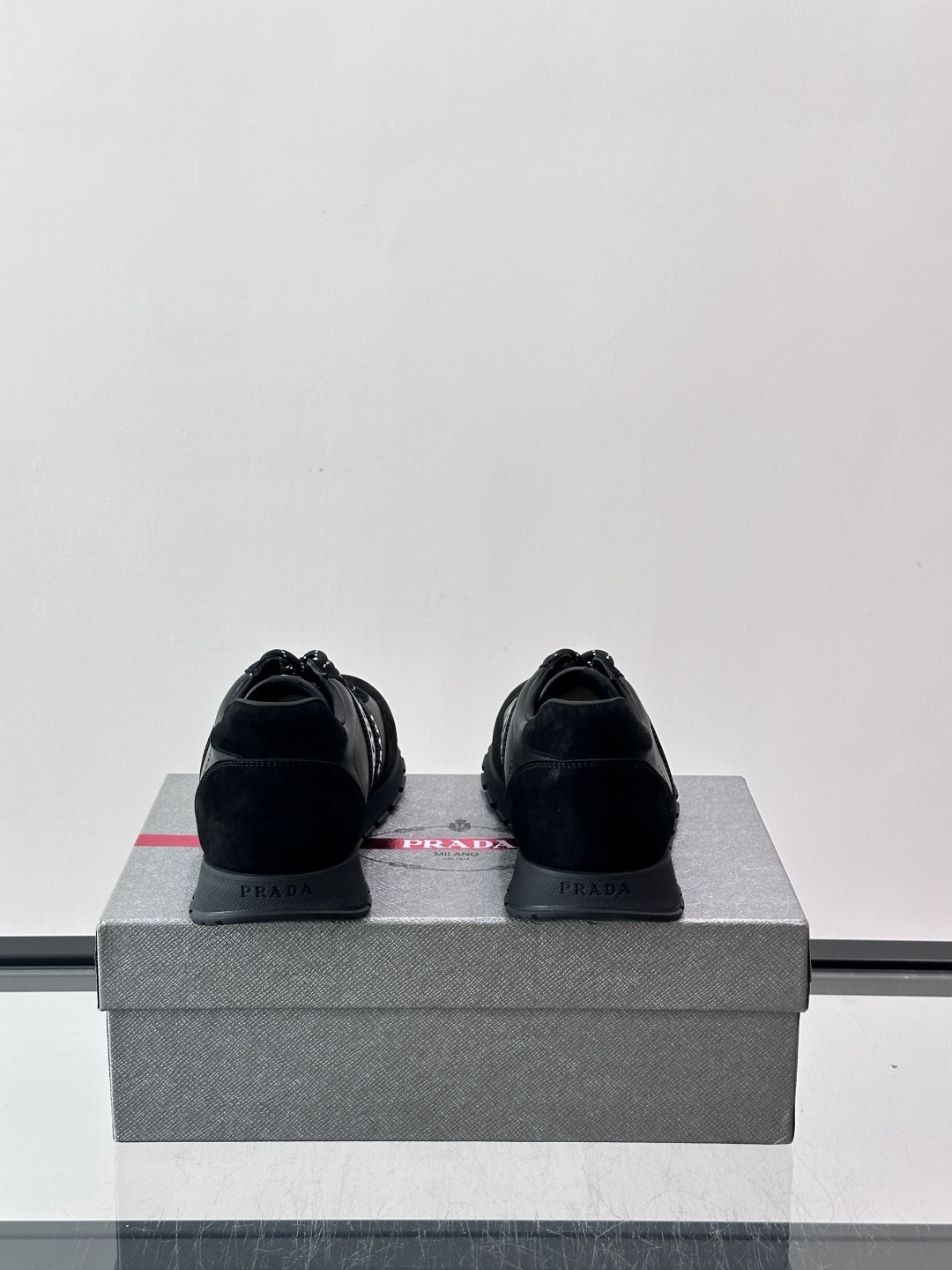 👟Prada运动鞋采用皮革+麂皮拼接，简约又有辨识度。侧面黑色“PRADA”标志超吸睛，橡胶鞋底抓地力和