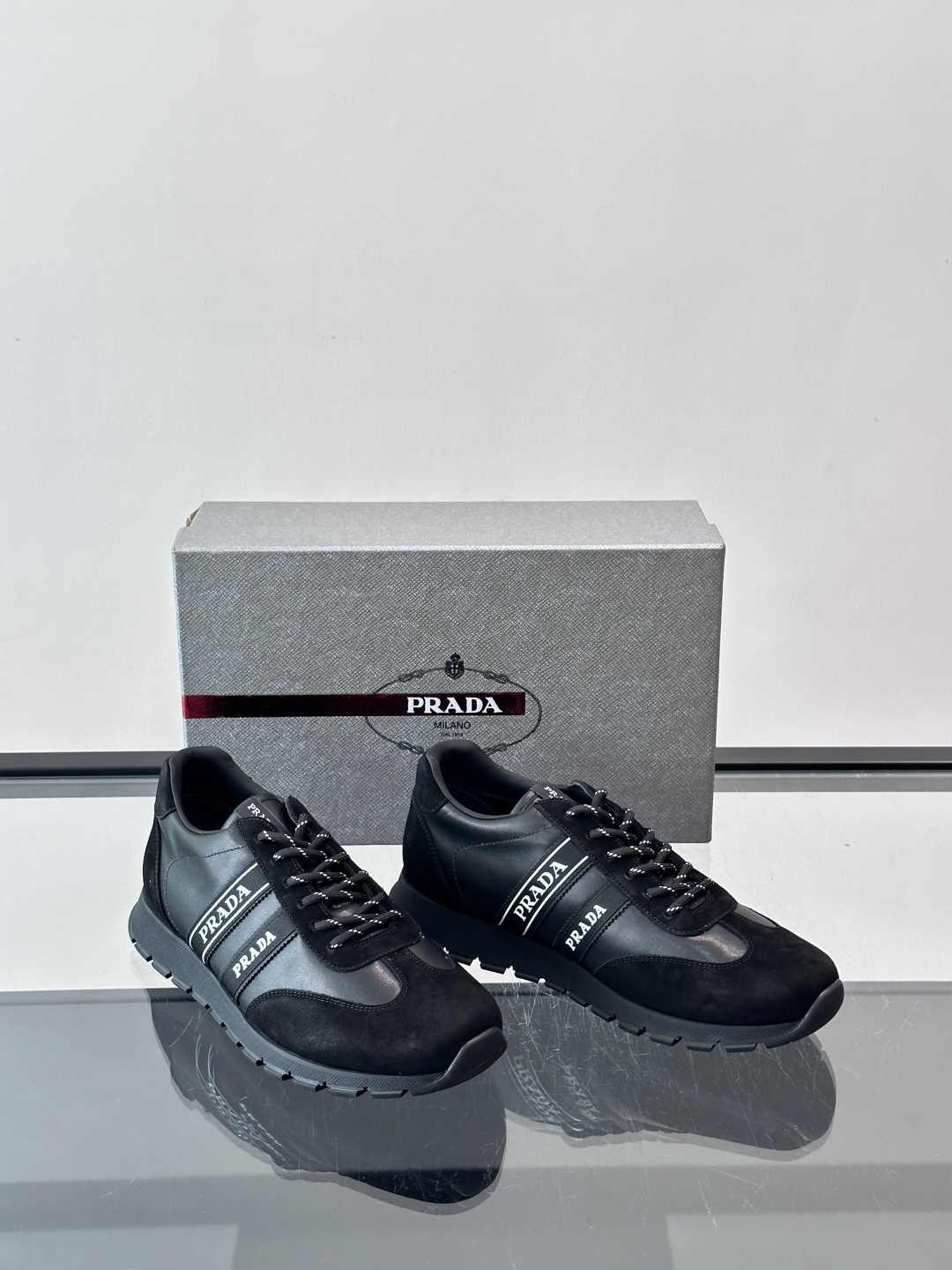 👟Prada运动鞋采用皮革+麂皮拼接，简约又有辨识度。侧面黑色“PRADA”标志超吸睛，橡胶鞋底抓地力和