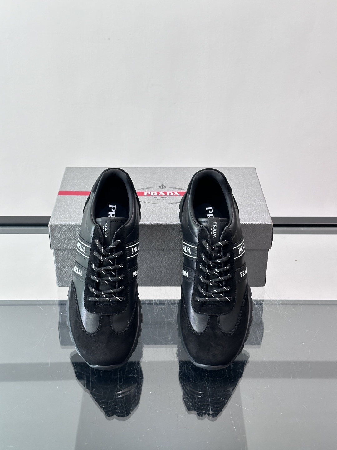 👟Prada运动鞋采用皮革+麂皮拼接，简约又有辨识度。侧面黑色“PRADA”标志超吸睛，橡胶鞋底抓地力和