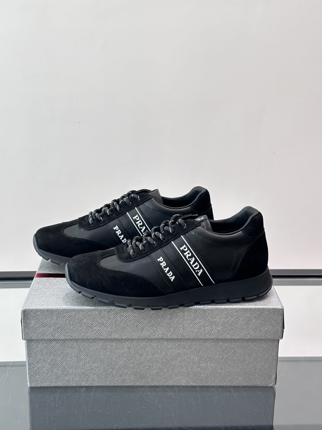 👟Prada运动鞋采用皮革+麂皮拼接，简约又有辨识度。侧面黑色“PRADA”标志超吸睛，橡胶鞋底抓地力和