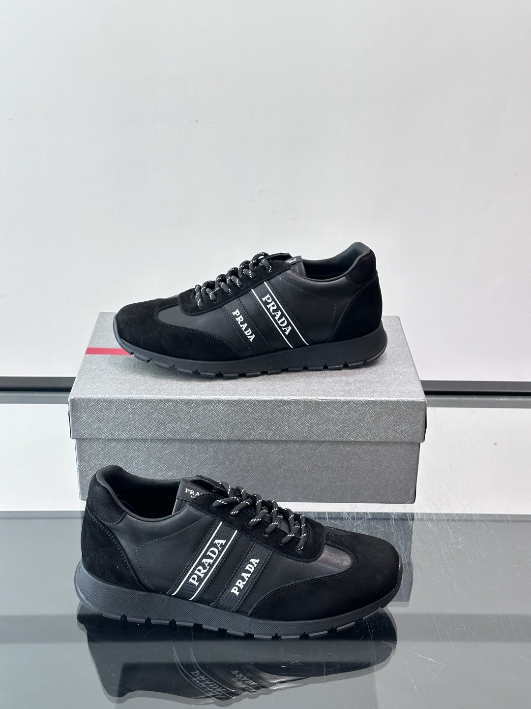 👟Prada运动鞋采用皮革+麂皮拼接，简约又有辨识度。侧面黑色“PRADA”标志超吸睛，橡胶鞋底抓地力和