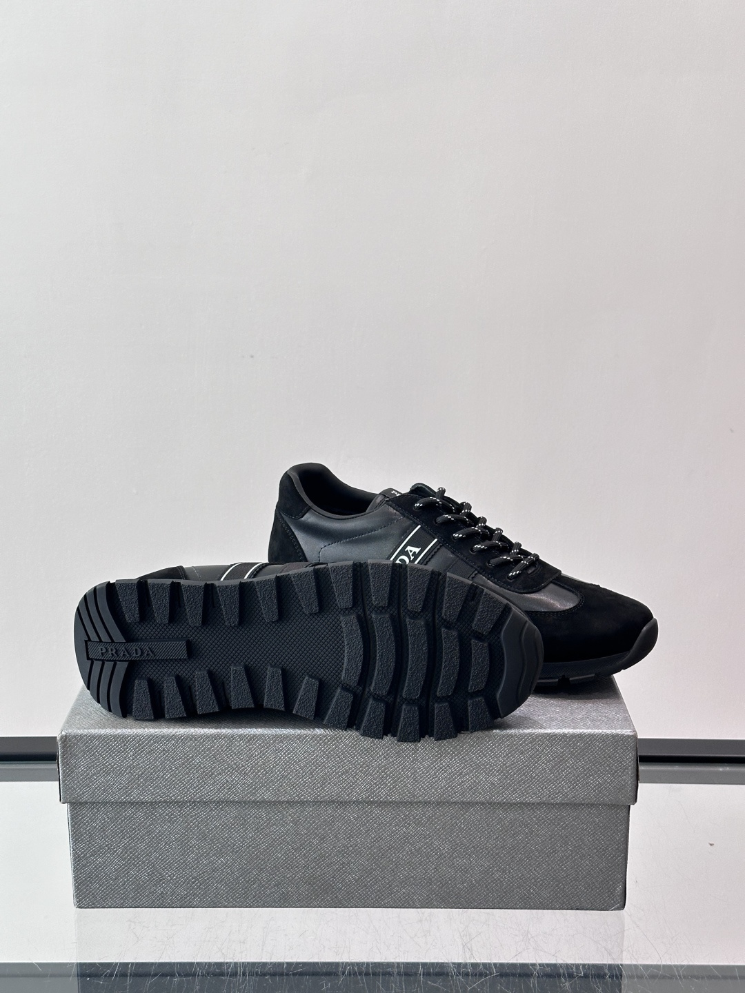👟Prada运动鞋采用皮革+麂皮拼接，简约又有辨识度。侧面黑色“PRADA”标志超吸睛，橡胶鞋底抓地力和
