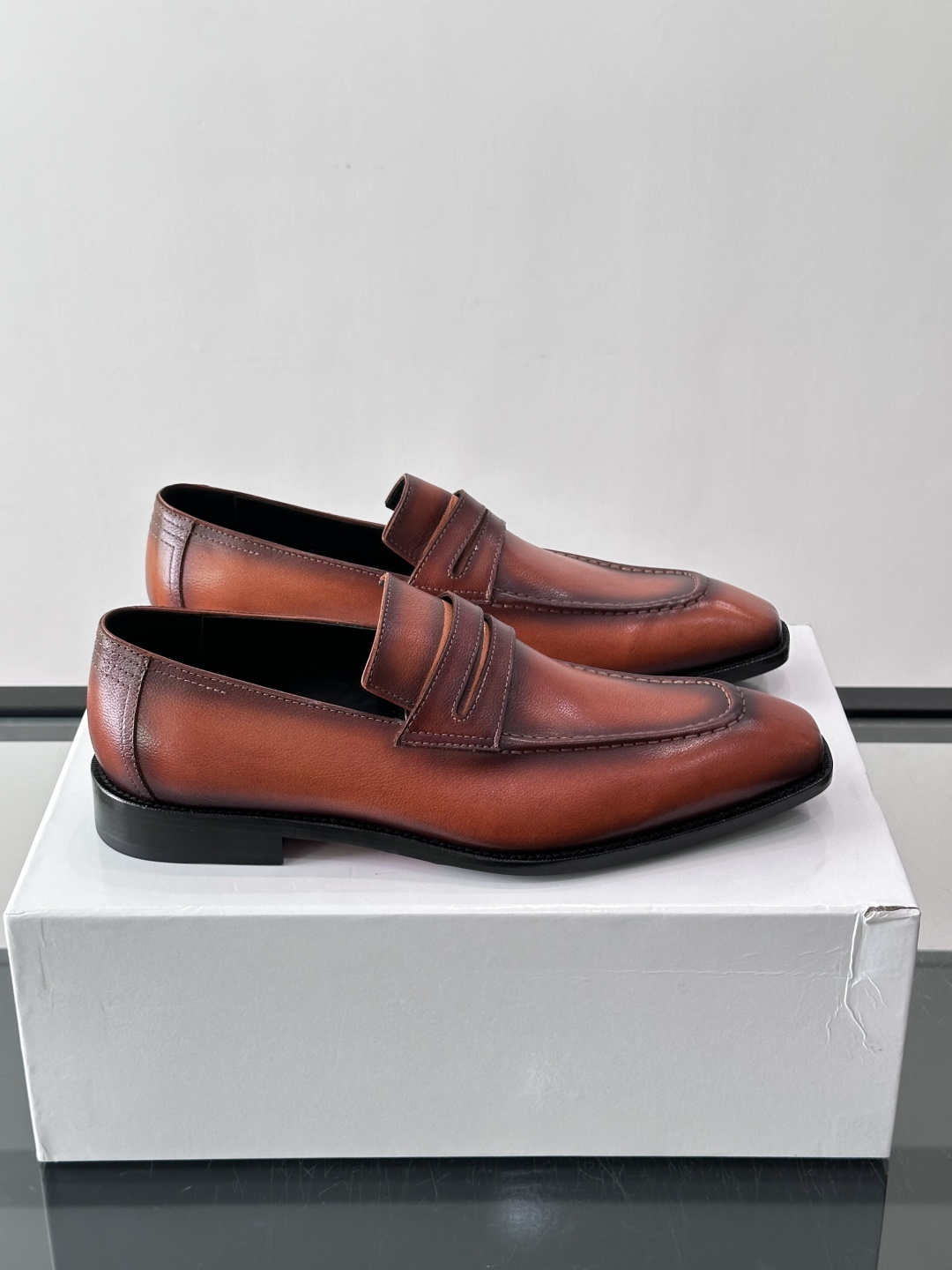 Berluti男士乐福鞋，意大利高端品牌出品，采用优质真皮，手工擦色工艺，复古质感满满✨。一脚蹬设计，穿