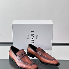 Berluti男士乐福鞋,意大利高端品牌出品,采用优质真皮,手工擦色工艺,复古质感满满✨。一脚蹬设计,穿 Berluti男士乐福鞋,意大利高端品牌出品,采用优质真皮,手工擦色工艺,复古质感满满✨。一脚蹬设计,穿