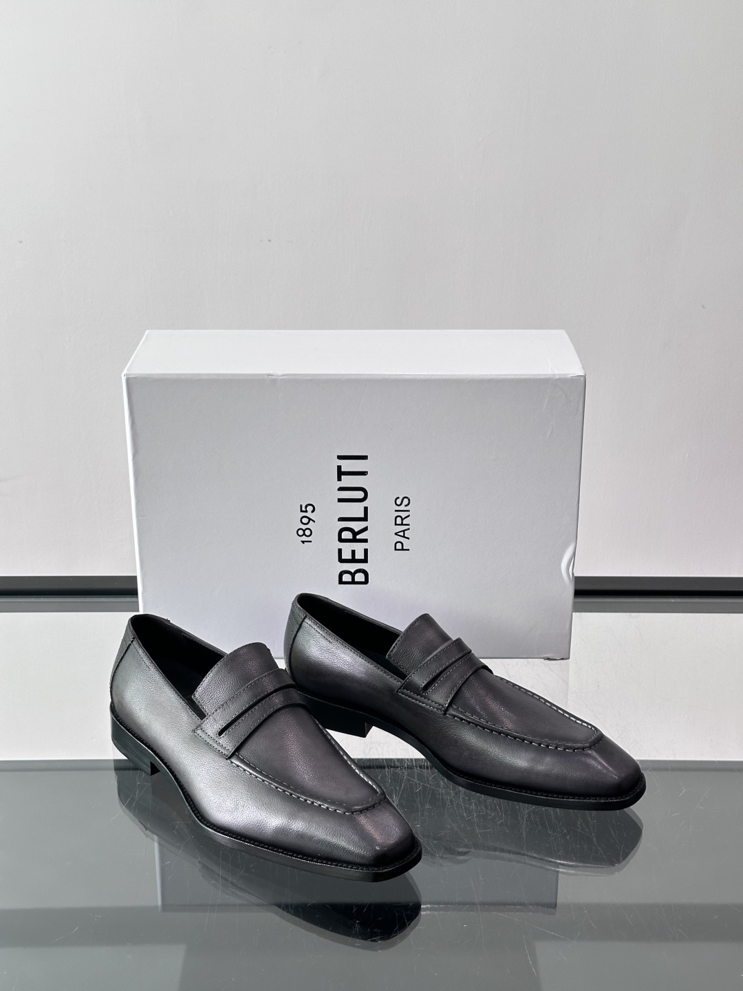 Berluti男士乐福鞋，意大利高端品牌出品，采用优质真皮，手工擦色工艺，复古质感满满✨。一脚蹬设计，穿