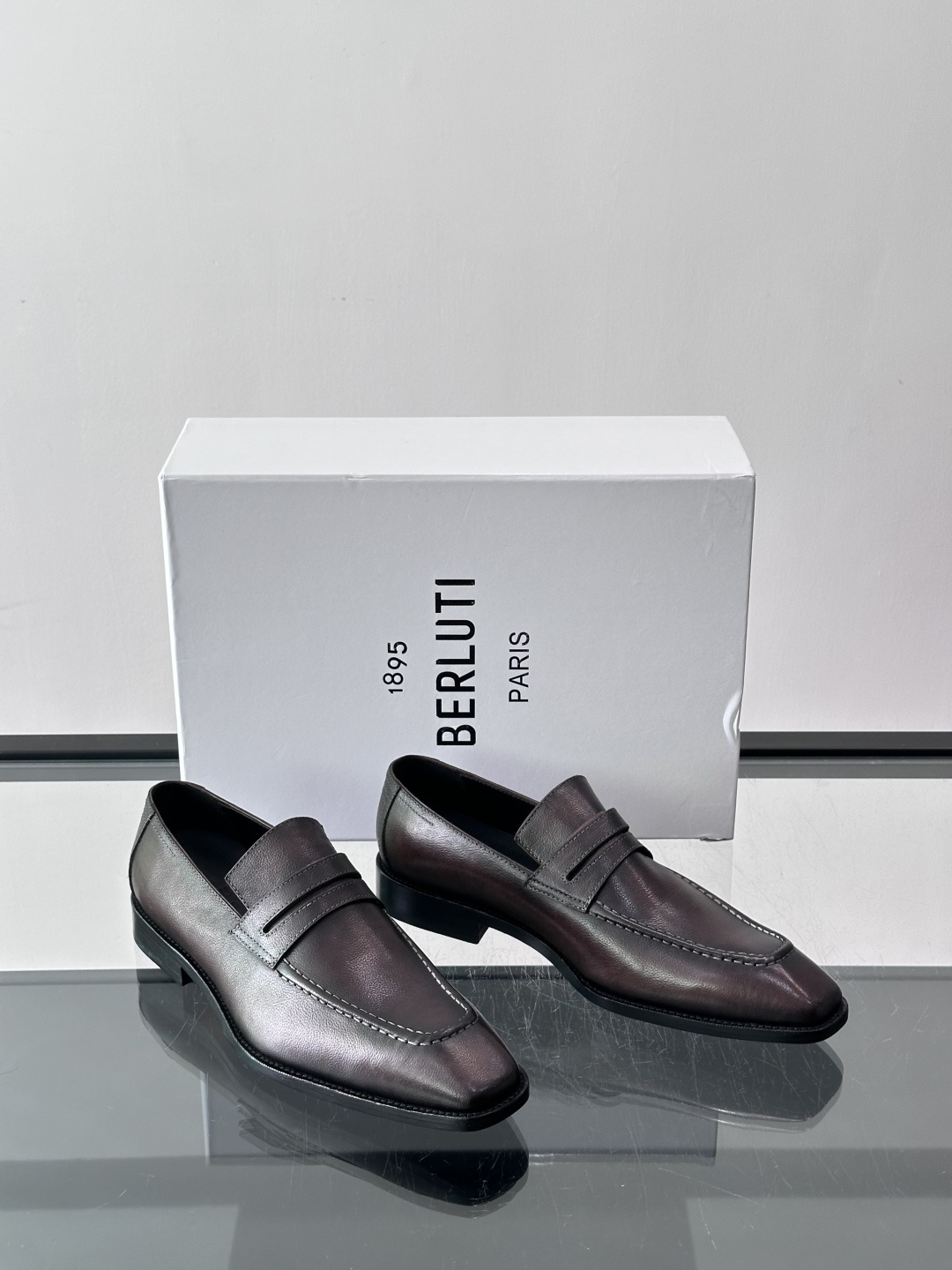 Berluti男士乐福鞋，意大利高端品牌出品，采用优质真皮，手工擦色工艺，复古质感满满✨。一脚蹬设计，穿