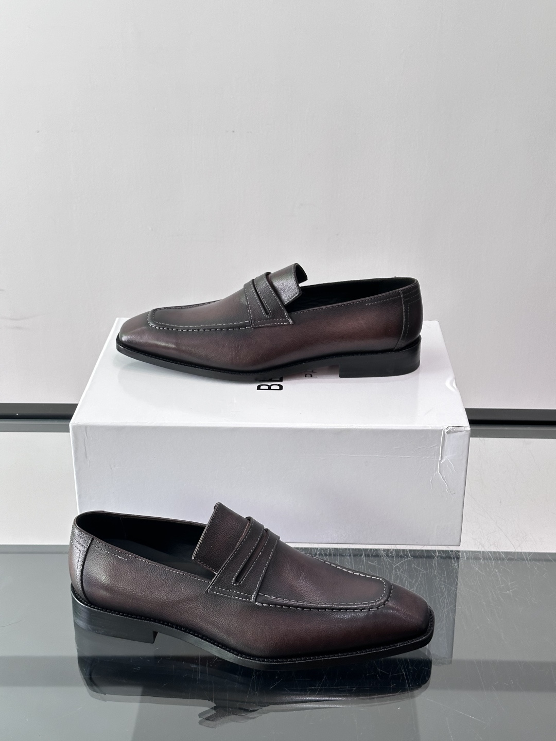 Berluti男士乐福鞋，意大利高端品牌出品，采用优质真皮，手工擦色工艺，复古质感满满✨。一脚蹬设计，穿