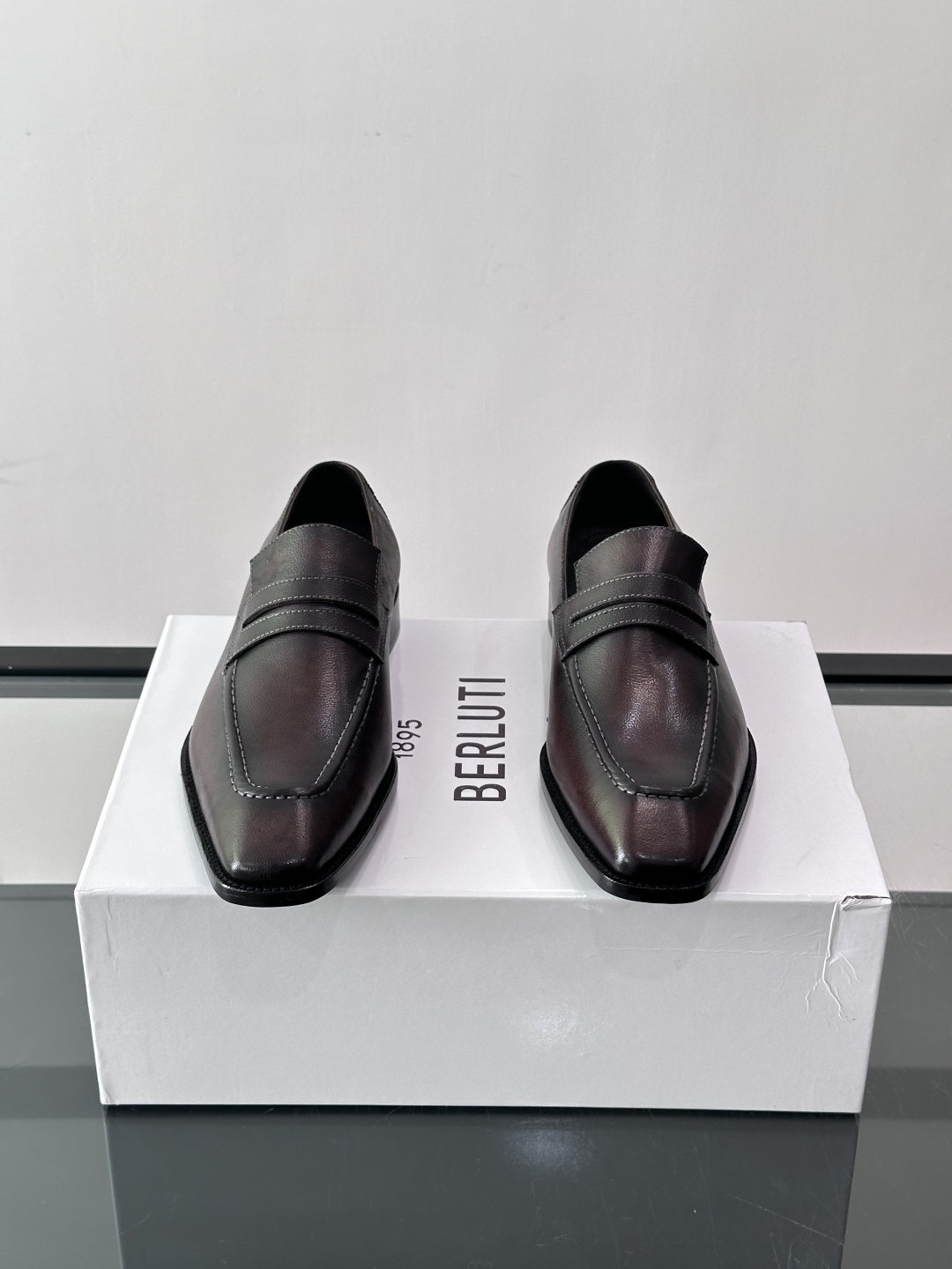 Berluti男士乐福鞋，意大利高端品牌出品，采用优质真皮，手工擦色工艺，复古质感满满✨。一脚蹬设计，穿