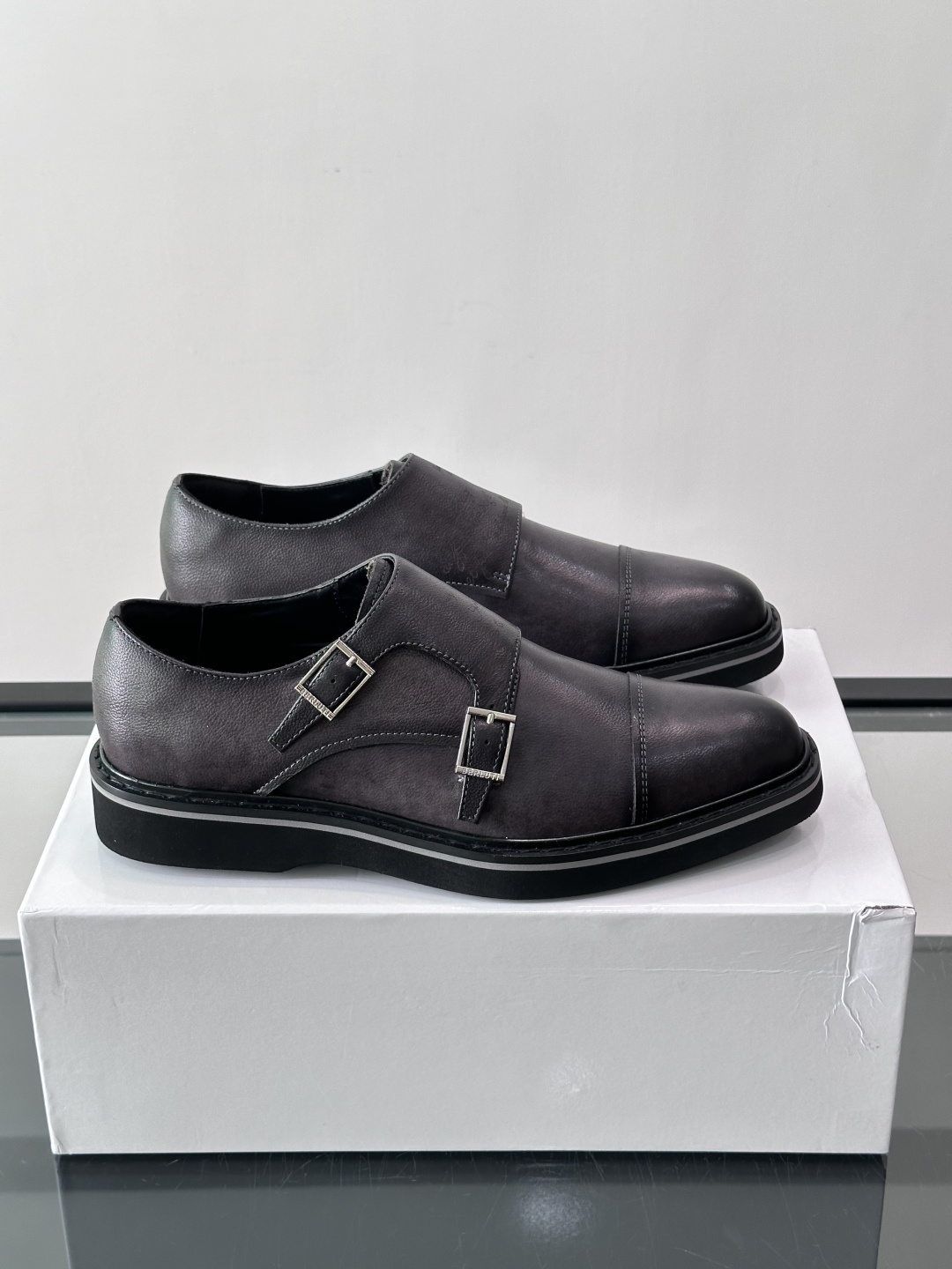👞Berluti双扣孟克鞋，选用优质小牛皮，鞋面光滑细腻，低调光泽感超赞✨。双扣设计+修长杏仁头，线条利