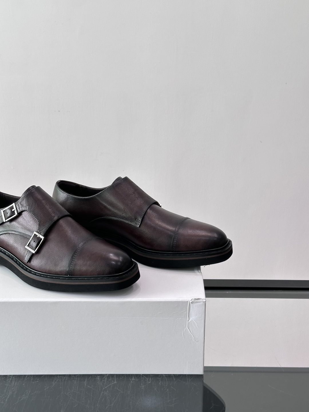 👞Berluti双扣孟克鞋，选用优质小牛皮，鞋面光滑细腻，低调光泽感超赞✨。双扣设计+修长杏仁头，线条利
