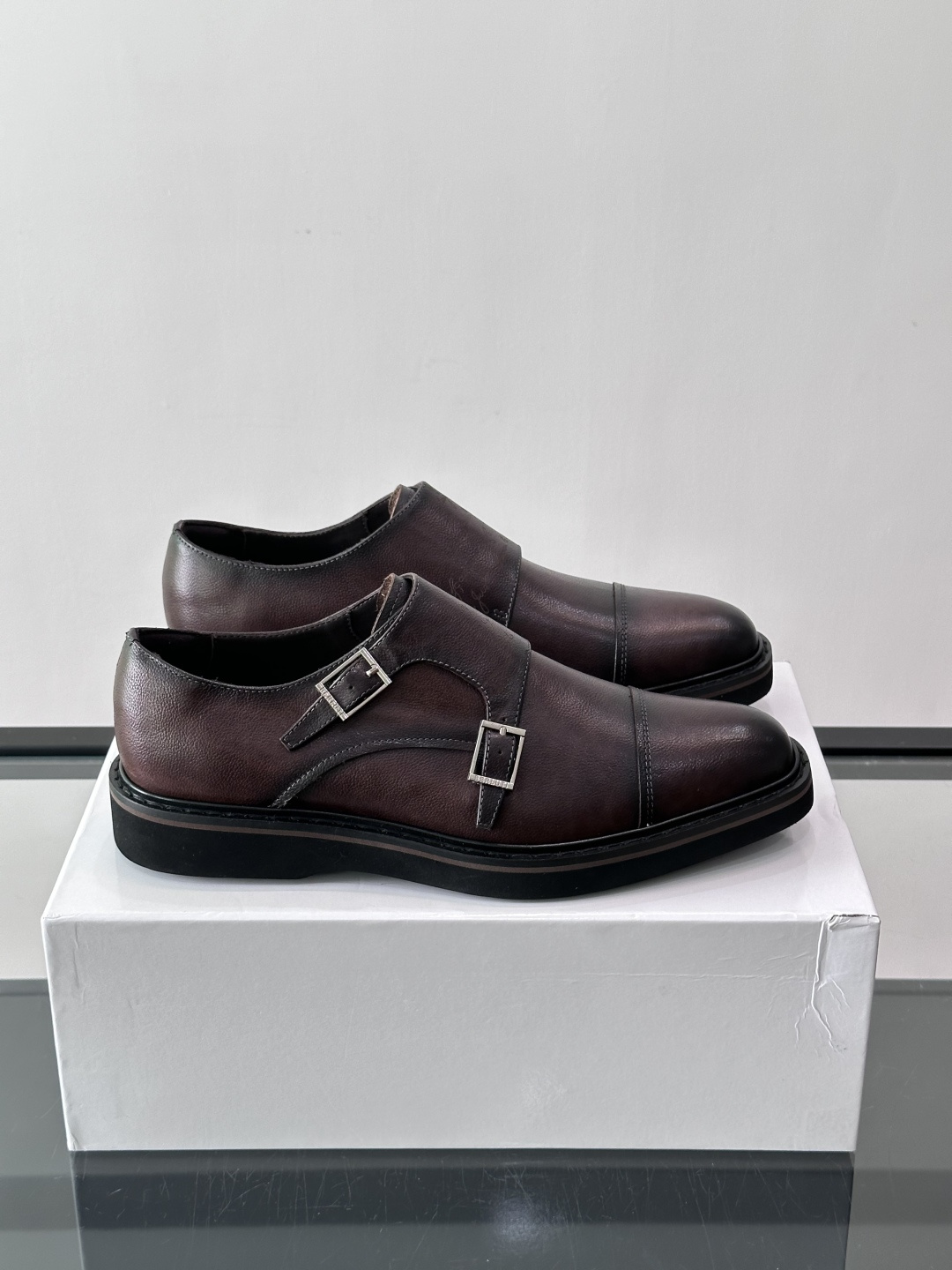 👞Berluti双扣孟克鞋，选用优质小牛皮，鞋面光滑细腻，低调光泽感超赞✨。双扣设计+修长杏仁头，线条利