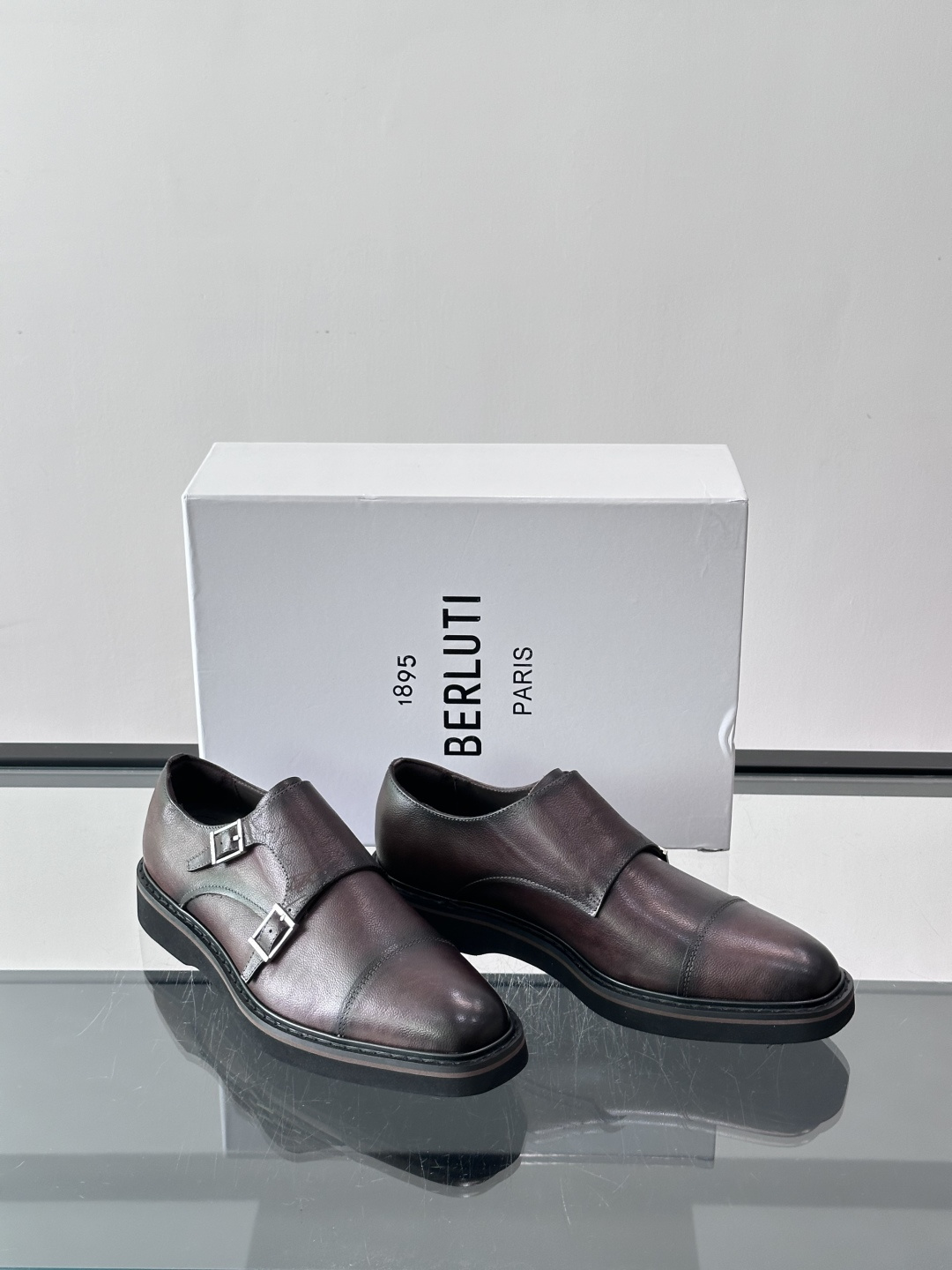👞Berluti双扣孟克鞋，选用优质小牛皮，鞋面光滑细腻，低调光泽感超赞✨。双扣设计+修长杏仁头，线条利