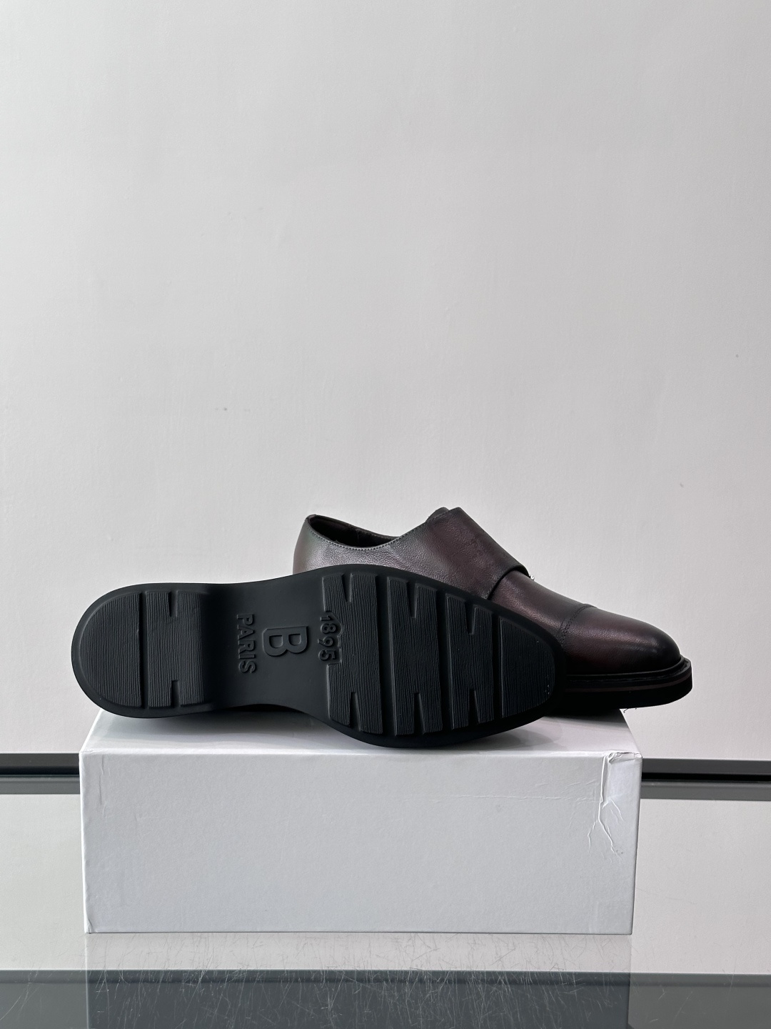 👞Berluti双扣孟克鞋，选用优质小牛皮，鞋面光滑细腻，低调光泽感超赞✨。双扣设计+修长杏仁头，线条利
