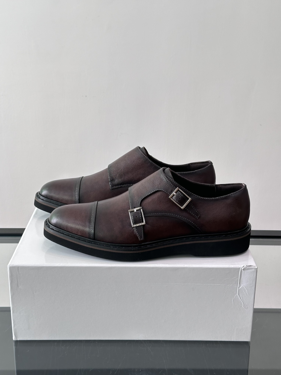 👞Berluti双扣孟克鞋，选用优质小牛皮，鞋面光滑细腻，低调光泽感超赞✨。双扣设计+修长杏仁头，线条利