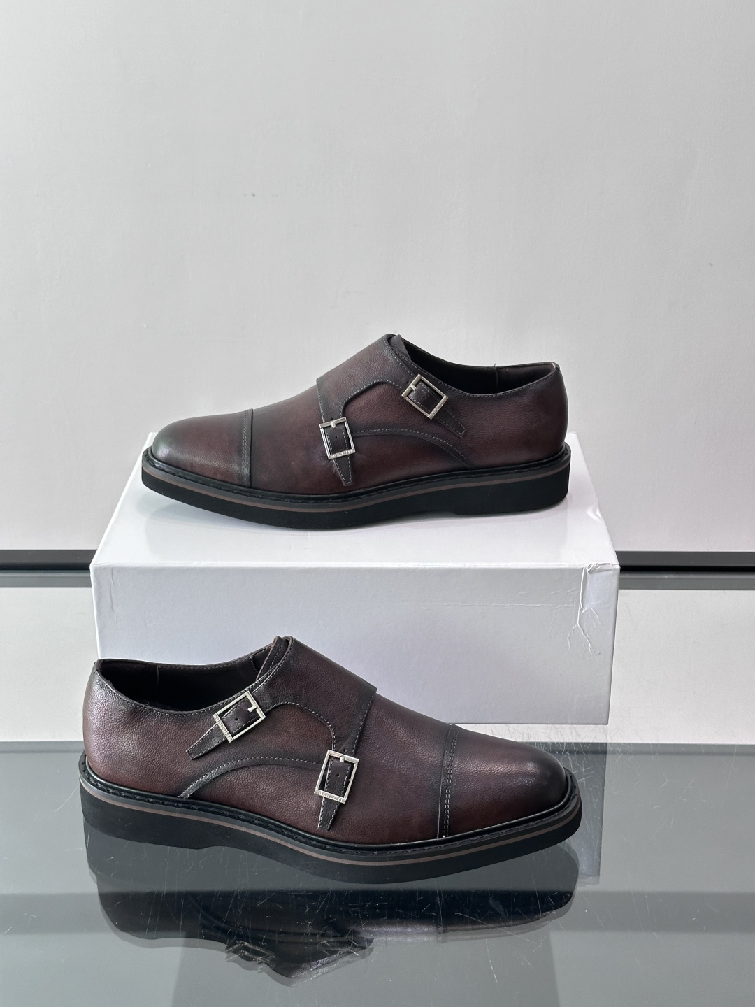 👞Berluti双扣孟克鞋，选用优质小牛皮，鞋面光滑细腻，低调光泽感超赞✨。双扣设计+修长杏仁头，线条利