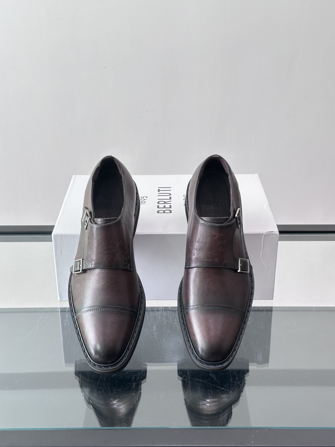 👞Berluti双扣孟克鞋，选用优质小牛皮，鞋面光滑细腻，低调光泽感超赞✨。双扣设计+修长杏仁头，线条利