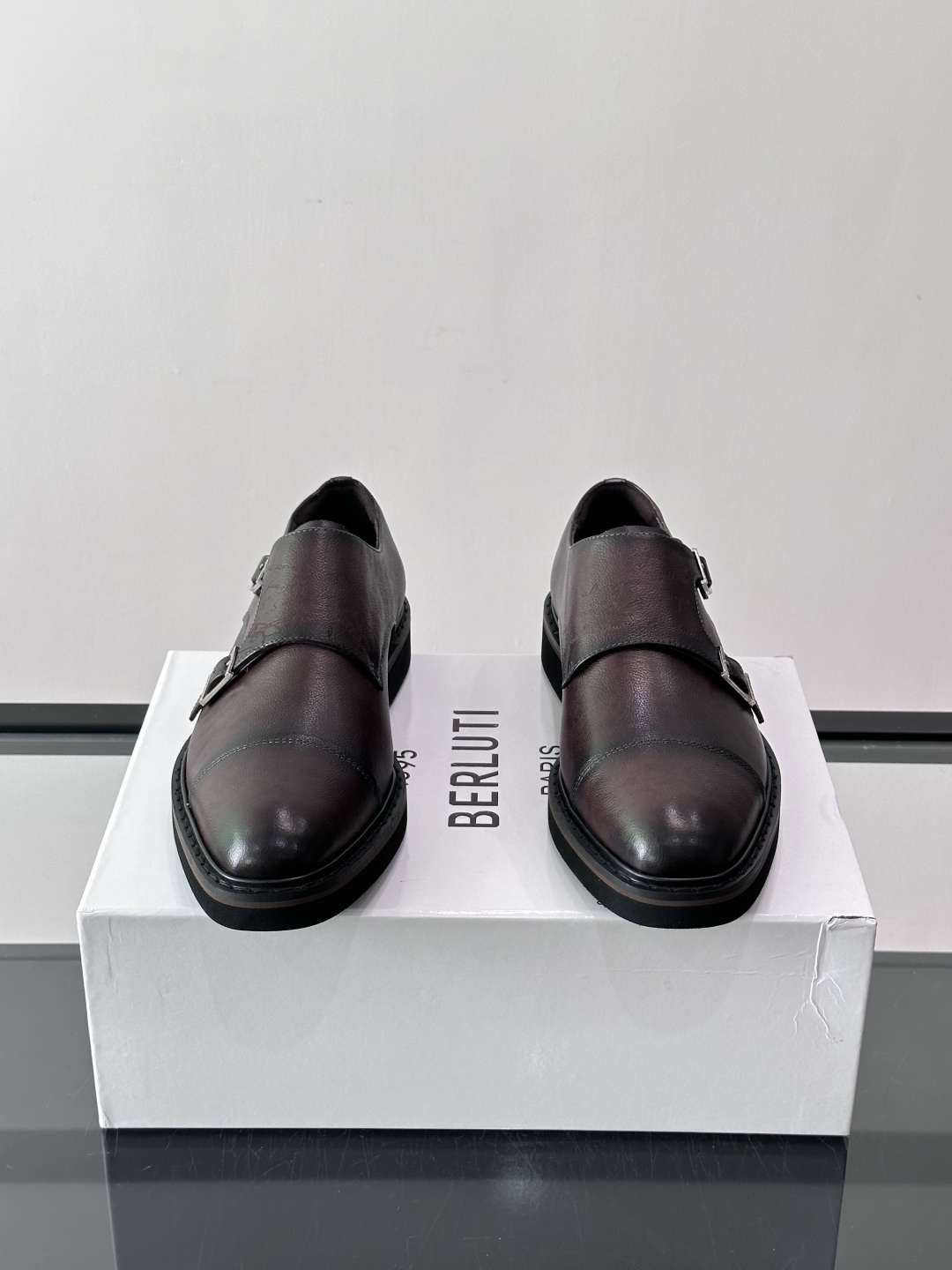 👞Berluti双扣孟克鞋，选用优质小牛皮，鞋面光滑细腻，低调光泽感超赞✨。双扣设计+修长杏仁头，线条利