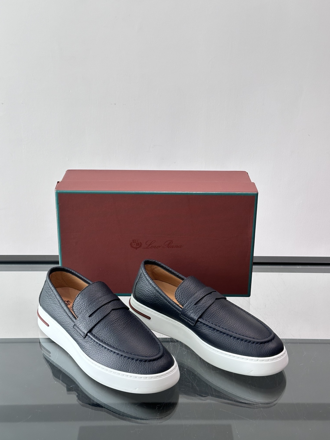 👟Loro Piana乐福鞋，选用柔软小羊皮，质感细腻又透气，穿着超舒适！厚底设计，缓震力满分，通勤休闲