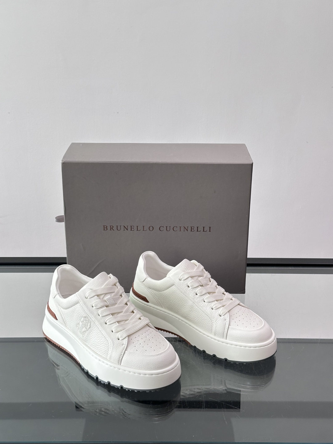 Brunello Cucinelli 男士运动鞋👟这款运动鞋采用牛皮+反绒牛皮拼接,微孔设计超透气, Brunello Cucinelli 男士运动鞋👟这款运动鞋采用牛皮+反绒牛皮拼接,微孔设计超透气,