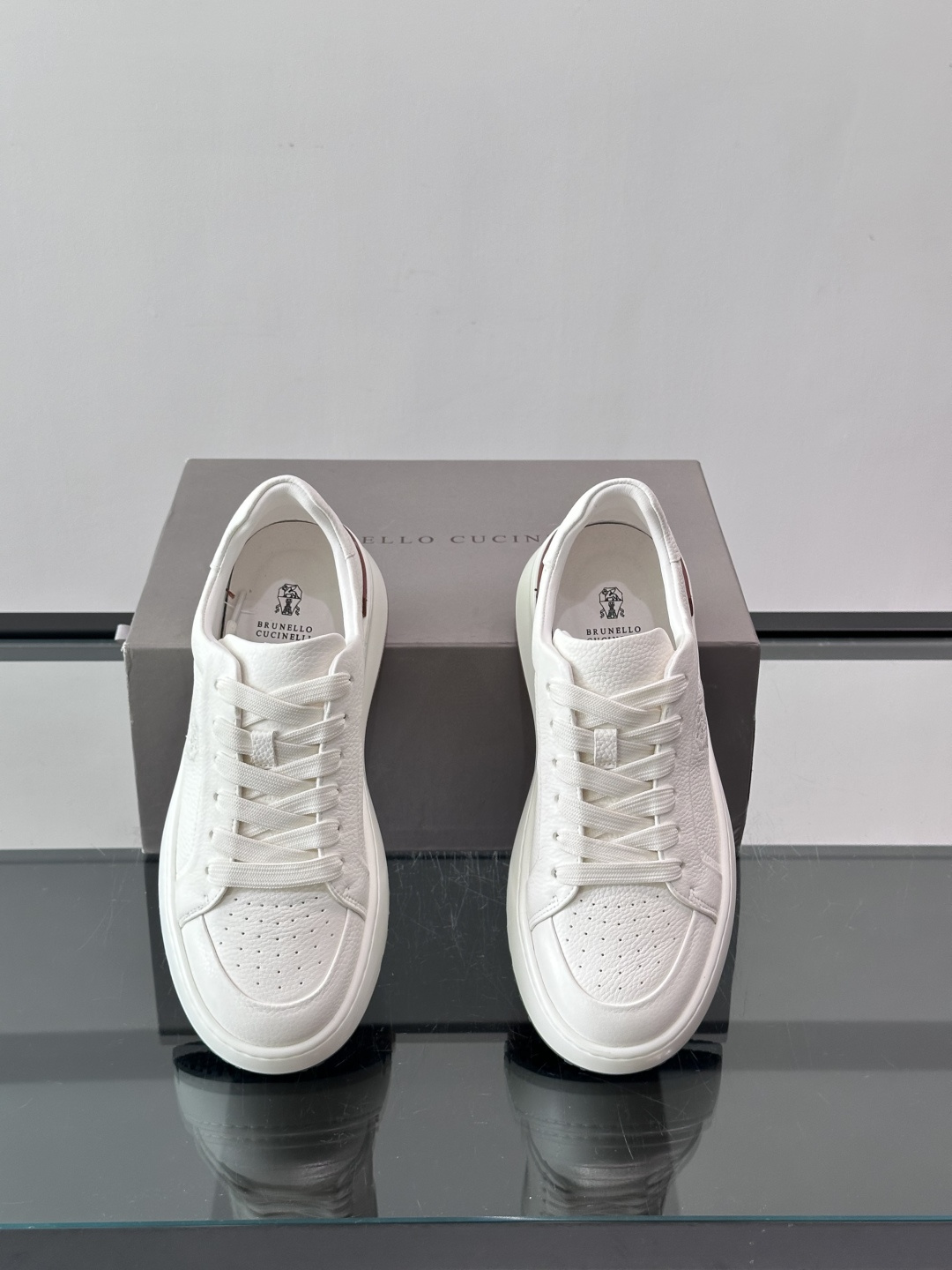 Brunello Cucinelli 男士运动鞋👟这款运动鞋采用牛皮+反绒牛皮拼接,微孔设计超透气, Brunello Cucinelli 男士运动鞋👟这款运动鞋采用牛皮+反绒牛皮拼接,微孔设计超透气,