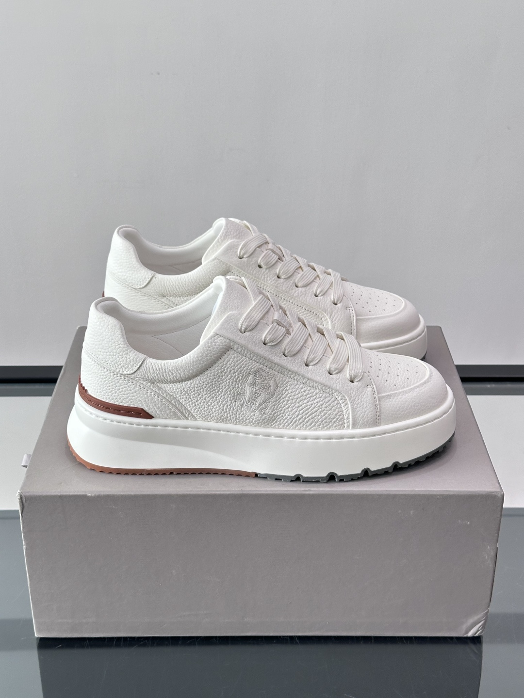 Brunello Cucinelli 男士运动鞋​​👟这款运动鞋采用牛皮+反绒牛皮拼接，微孔设计超透气，