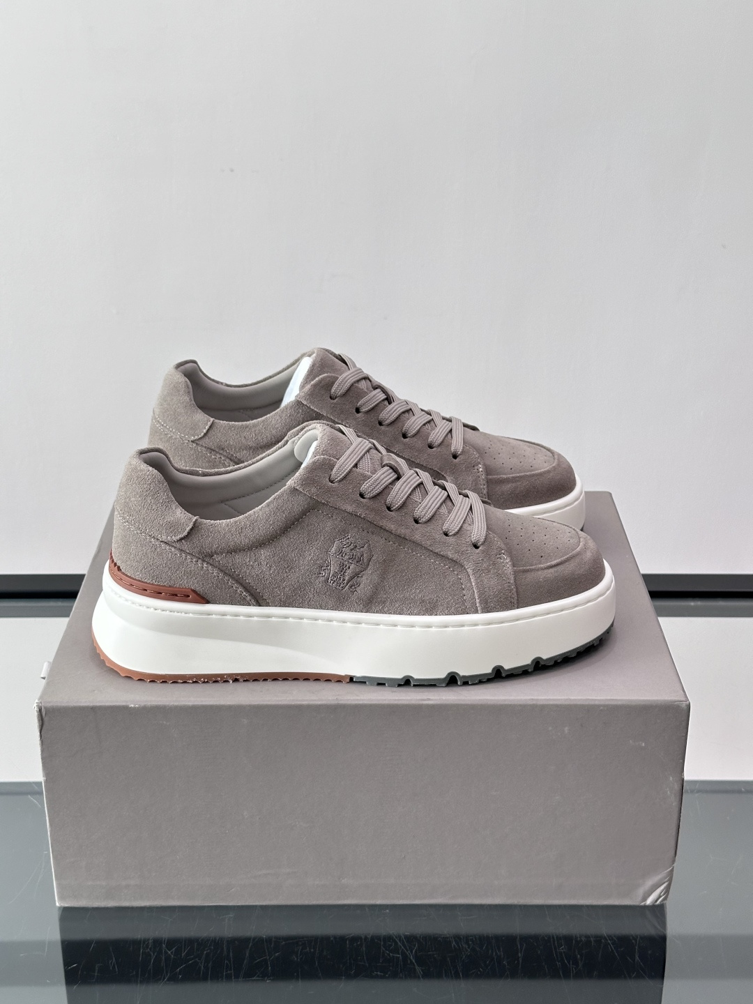 Brunello Cucinelli 男士运动鞋​​👟这款运动鞋采用牛皮+反绒牛皮拼接，微孔设计超透气，