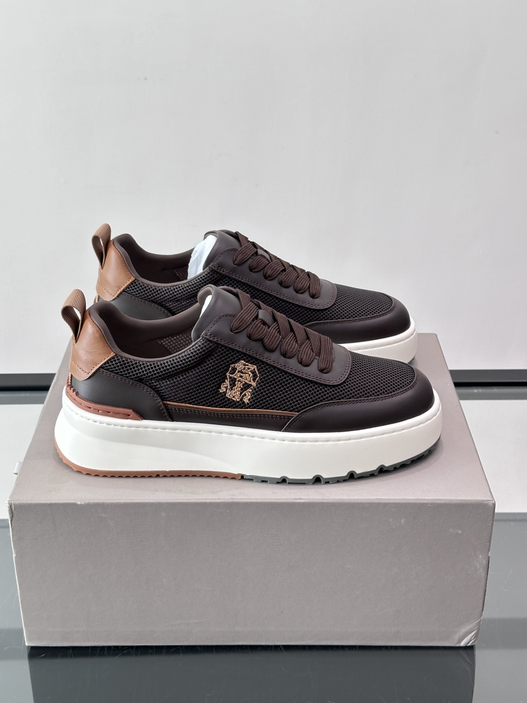 Brunello Cucinelli 男士运动鞋​​👟这款运动鞋采用牛皮➕透气网面拼接，设计超透气，穿着