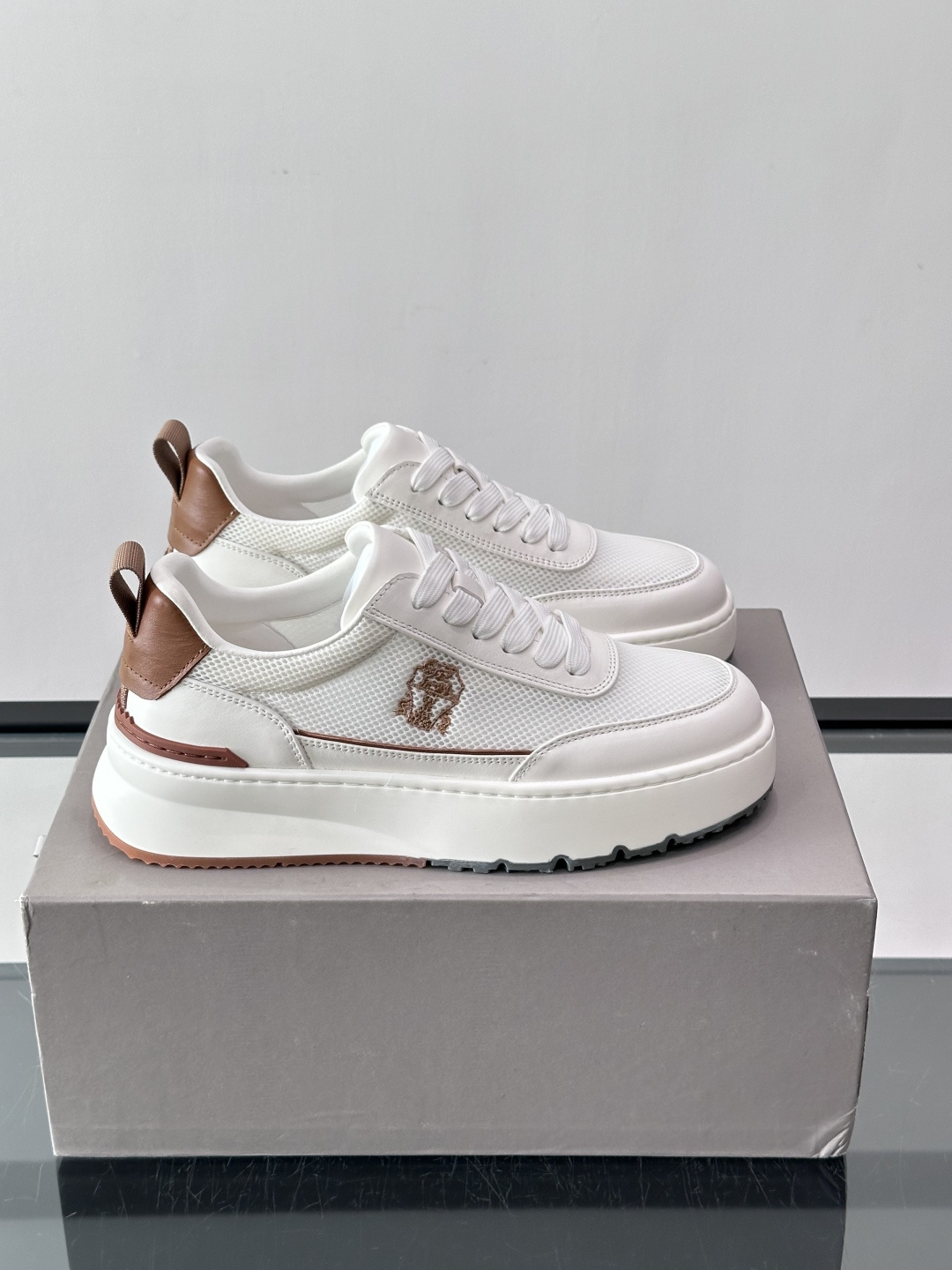 Brunello Cucinelli 男士运动鞋​​👟这款运动鞋采用牛皮➕透气网面拼接，设计超透气，穿着