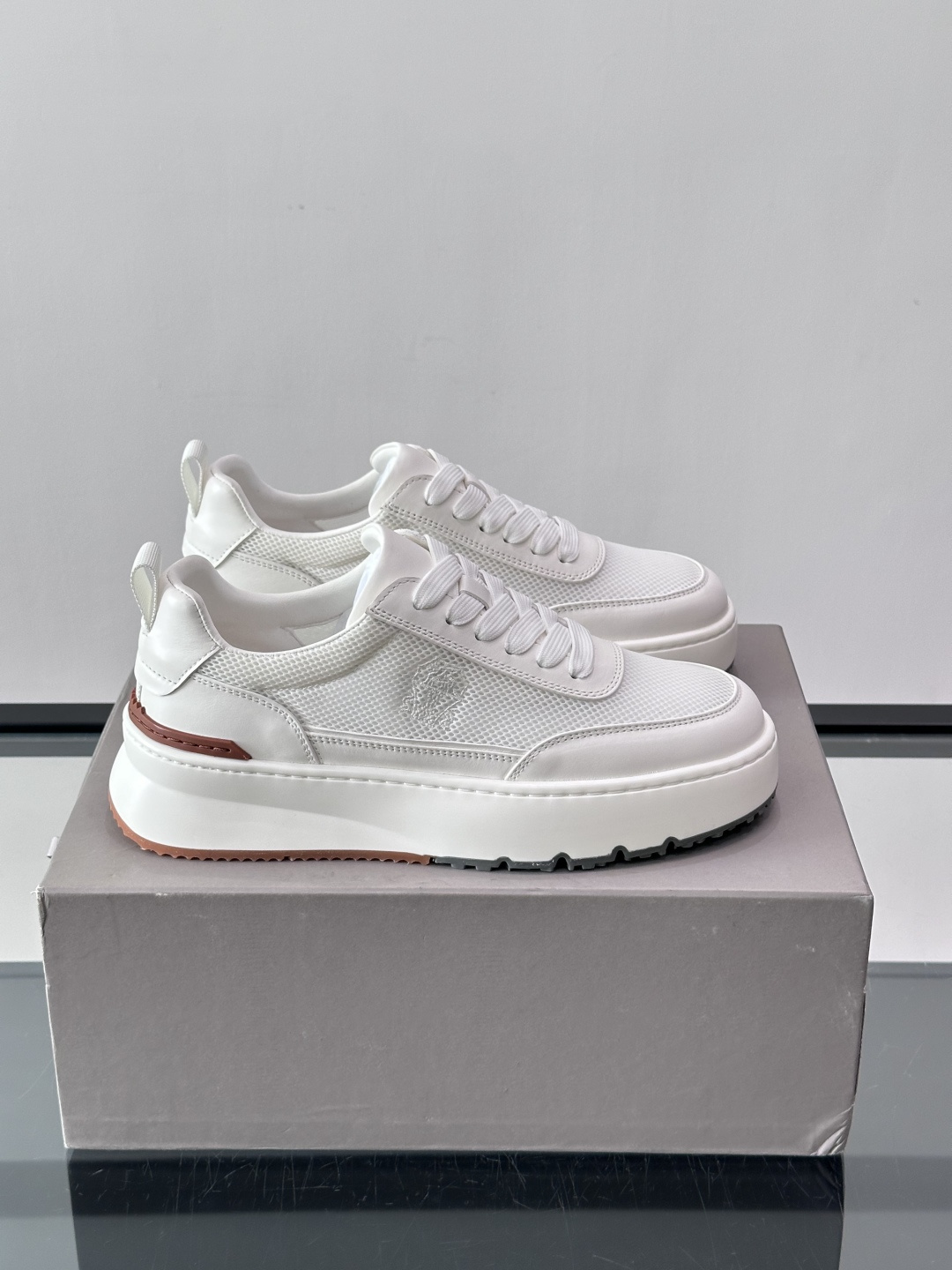 Brunello Cucinelli 男士运动鞋​​👟这款运动鞋采用牛皮➕透气网面拼接，设计超透气，穿着