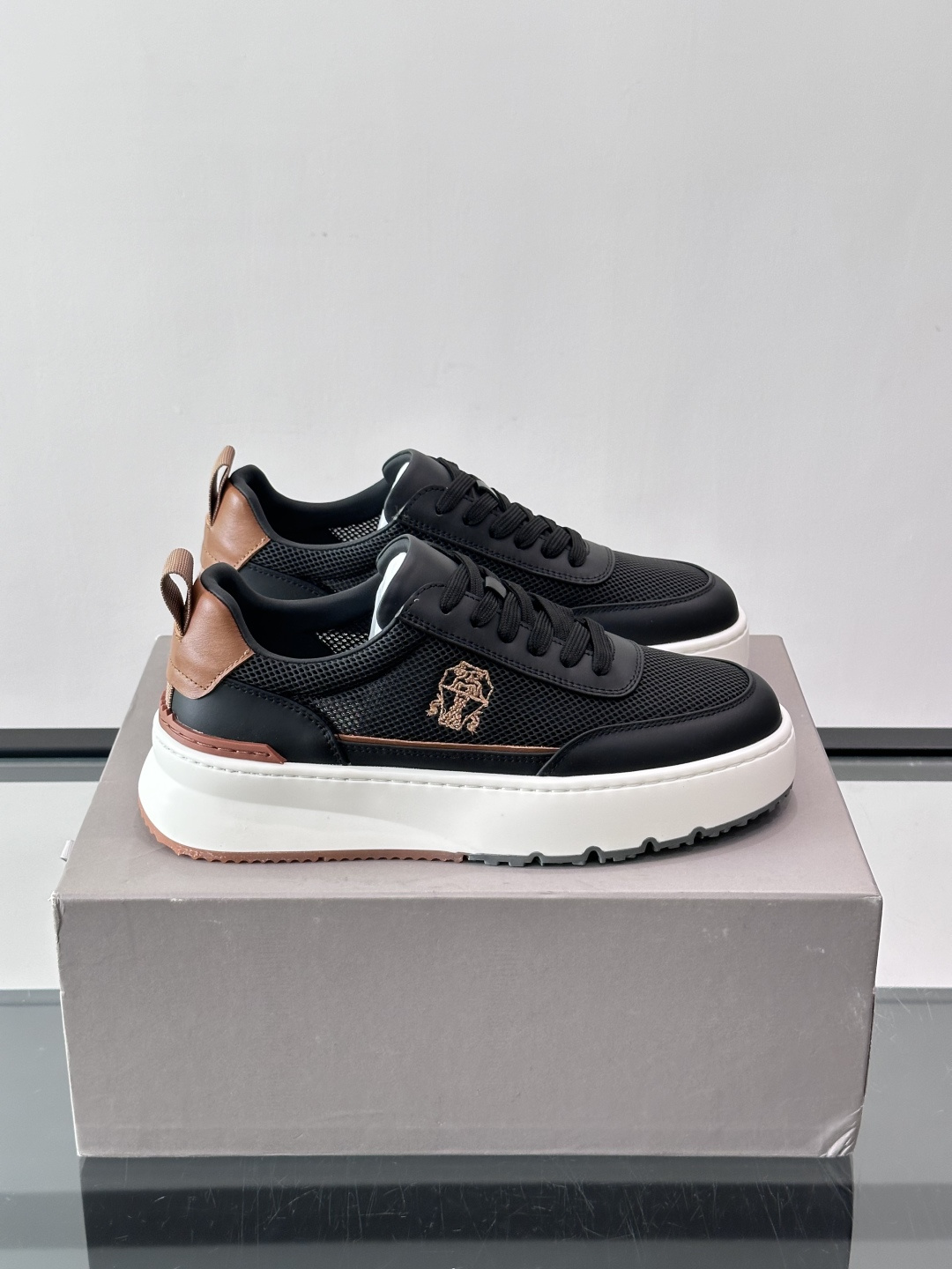 Brunello Cucinelli 男士运动鞋​​👟这款运动鞋采用牛皮➕透气网面拼接，设计超透气，穿着